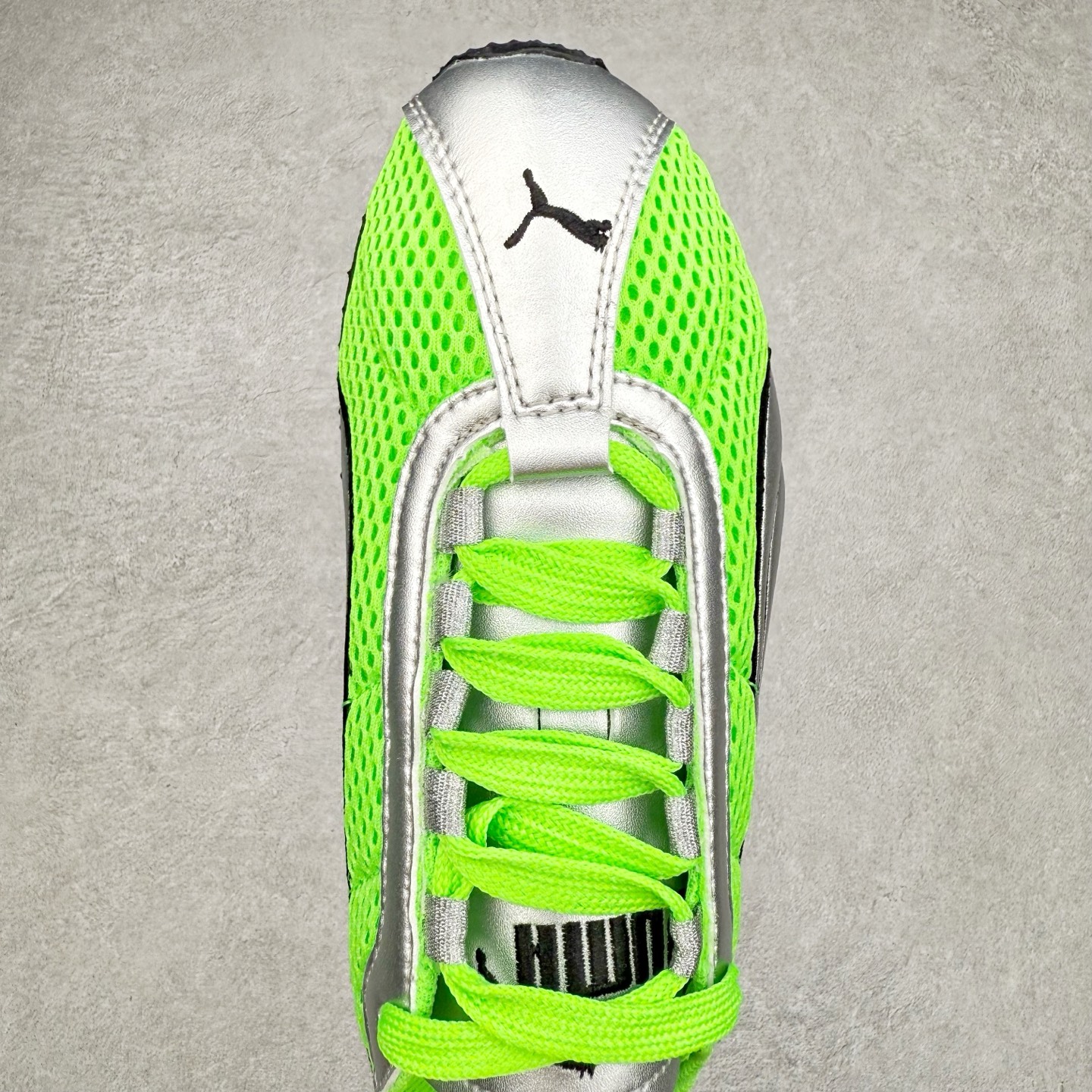 图片[4]-＃TG特价福利 PUMA Speedca OG 彪马极速赛车系列低帮德训风拼接复古百搭休闲运动赛车鞋 鞋款从80、90年代赛车手所穿的防火赛车鞋为原型，鞋身线条模仿了赛车的流线廓形，体现了空气动力学原理的结构。简约流畅的外观，恰好又和贯穿其中的Formstrip Logo融合恰到好处，视觉上细节丰富且协调。本次Speedcat OG鞋款归来，最大看点自然式保留了窄版鞋型以及薄底构造。这两年各品牌鞋底越做越厚，Speedcat反其道而行之，上脚几乎无鞋底的效果带来耳目一新的视觉体验。鞋面依旧是以质感细腻的麂皮材质打造，并且大面积近乎全包裹的使用，复古味道也愈发浓烈。配色上更是将最原始的黑色和红色带回，向F1赛车队的标志性队服致敬。相信让各位一眼种草的更多是出挑的大红色，上脚即可瞬间点亮整体造型，在以球鞋为核心的OOTD中脱颖而出。而另一款黑色则是低调的万金油，彰显新潮个性的同时又不喧宾夺主，也是热爱简约系穿搭朋友的首选。 尺码：35.5 36 37 37.5 38 38.5 39 40 40.5 41 42 42.5 43 44 44.5 45-选品中心