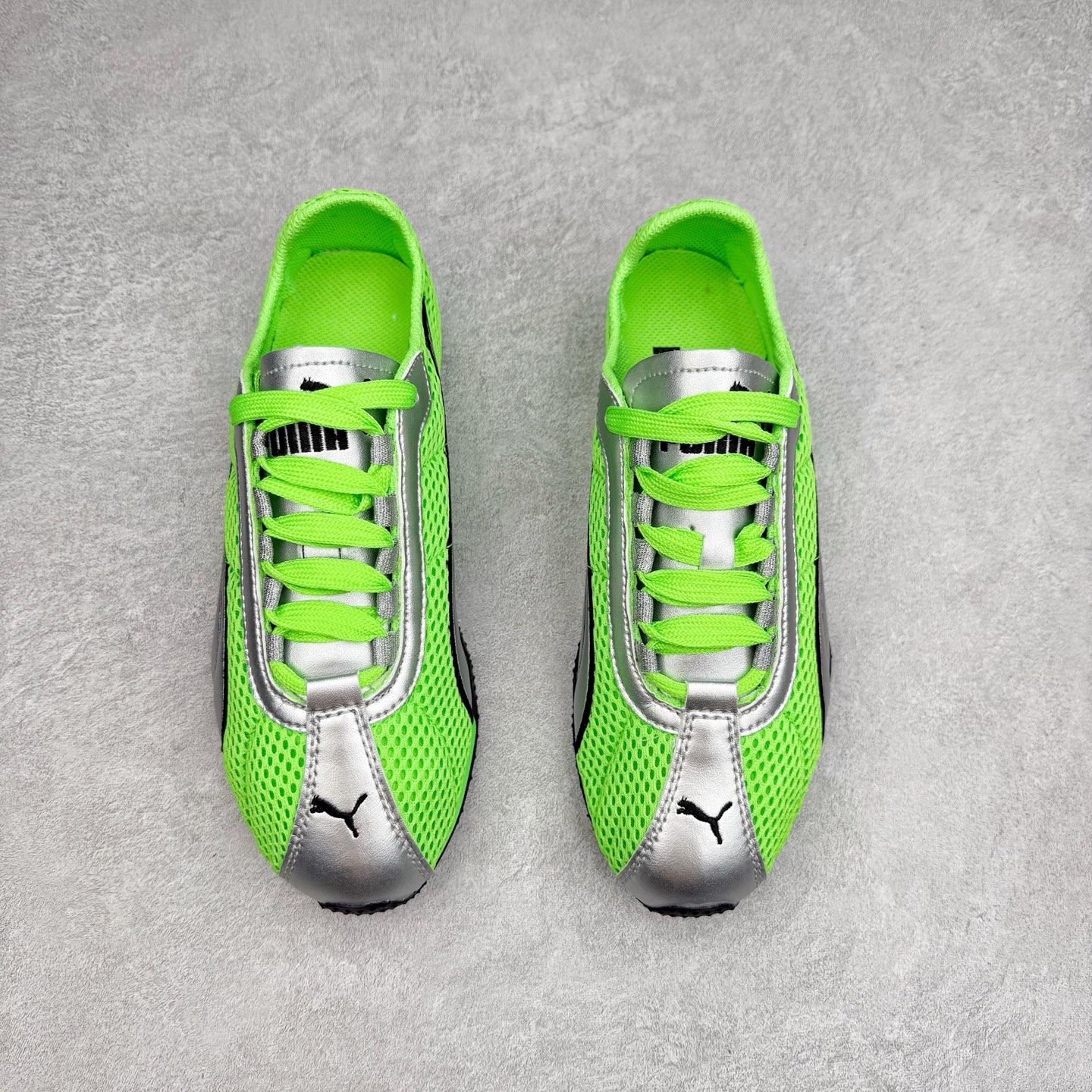 图片[2]-＃TG特价福利 PUMA Speedca OG 彪马极速赛车系列低帮德训风拼接复古百搭休闲运动赛车鞋 鞋款从80、90年代赛车手所穿的防火赛车鞋为原型，鞋身线条模仿了赛车的流线廓形，体现了空气动力学原理的结构。简约流畅的外观，恰好又和贯穿其中的Formstrip Logo融合恰到好处，视觉上细节丰富且协调。本次Speedcat OG鞋款归来，最大看点自然式保留了窄版鞋型以及薄底构造。这两年各品牌鞋底越做越厚，Speedcat反其道而行之，上脚几乎无鞋底的效果带来耳目一新的视觉体验。鞋面依旧是以质感细腻的麂皮材质打造，并且大面积近乎全包裹的使用，复古味道也愈发浓烈。配色上更是将最原始的黑色和红色带回，向F1赛车队的标志性队服致敬。相信让各位一眼种草的更多是出挑的大红色，上脚即可瞬间点亮整体造型，在以球鞋为核心的OOTD中脱颖而出。而另一款黑色则是低调的万金油，彰显新潮个性的同时又不喧宾夺主，也是热爱简约系穿搭朋友的首选。 尺码：35.5 36 37 37.5 38 38.5 39 40 40.5 41 42 42.5 43 44 44.5 45-选品中心