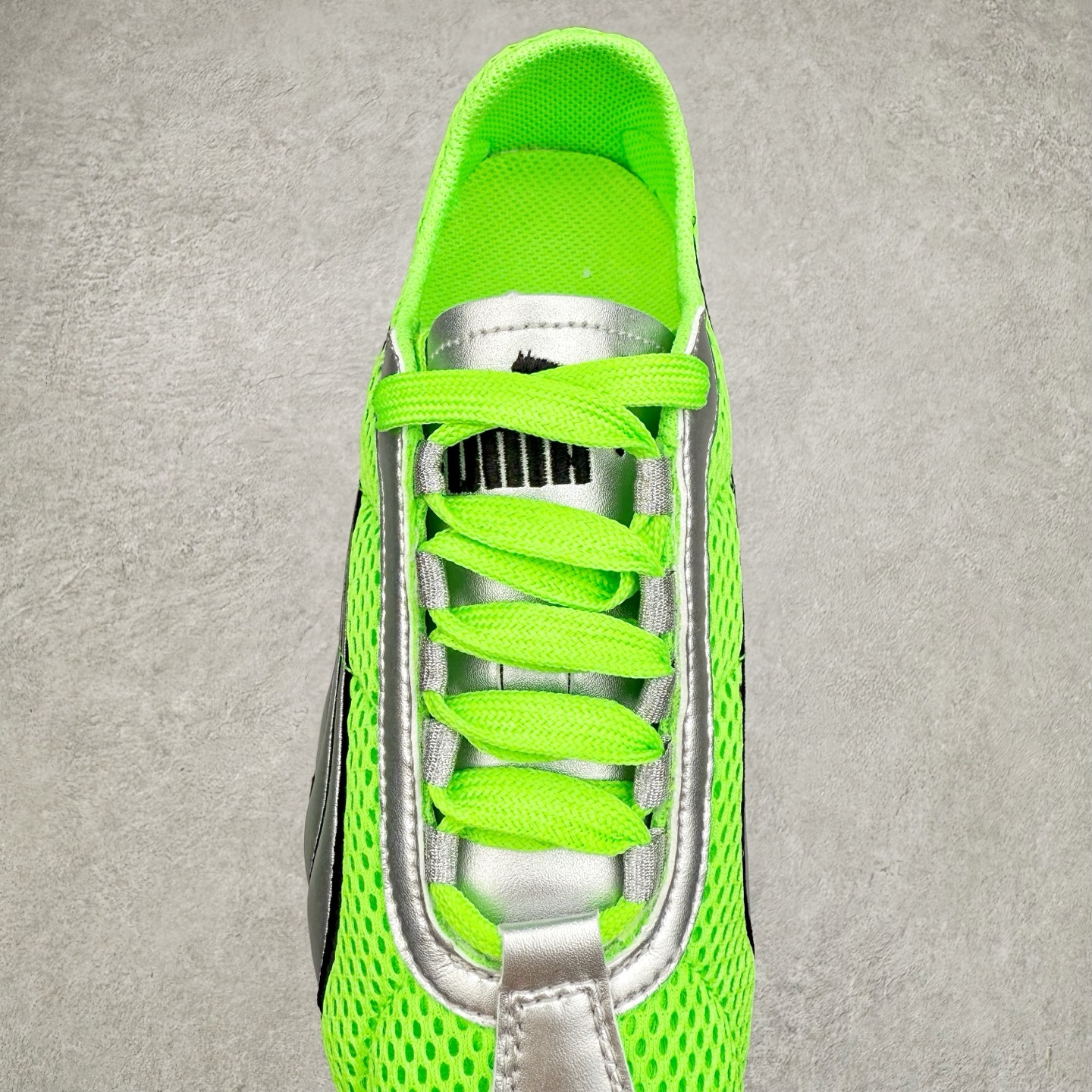 图片[5]-＃TG特价福利 PUMA Speedca OG 彪马极速赛车系列低帮德训风拼接复古百搭休闲运动赛车鞋 鞋款从80、90年代赛车手所穿的防火赛车鞋为原型，鞋身线条模仿了赛车的流线廓形，体现了空气动力学原理的结构。简约流畅的外观，恰好又和贯穿其中的Formstrip Logo融合恰到好处，视觉上细节丰富且协调。本次Speedcat OG鞋款归来，最大看点自然式保留了窄版鞋型以及薄底构造。这两年各品牌鞋底越做越厚，Speedcat反其道而行之，上脚几乎无鞋底的效果带来耳目一新的视觉体验。鞋面依旧是以质感细腻的麂皮材质打造，并且大面积近乎全包裹的使用，复古味道也愈发浓烈。配色上更是将最原始的黑色和红色带回，向F1赛车队的标志性队服致敬。相信让各位一眼种草的更多是出挑的大红色，上脚即可瞬间点亮整体造型，在以球鞋为核心的OOTD中脱颖而出。而另一款黑色则是低调的万金油，彰显新潮个性的同时又不喧宾夺主，也是热爱简约系穿搭朋友的首选。 尺码：35.5 36 37 37.5 38 38.5 39 40 40.5 41 42 42.5 43 44 44.5 45-选品中心