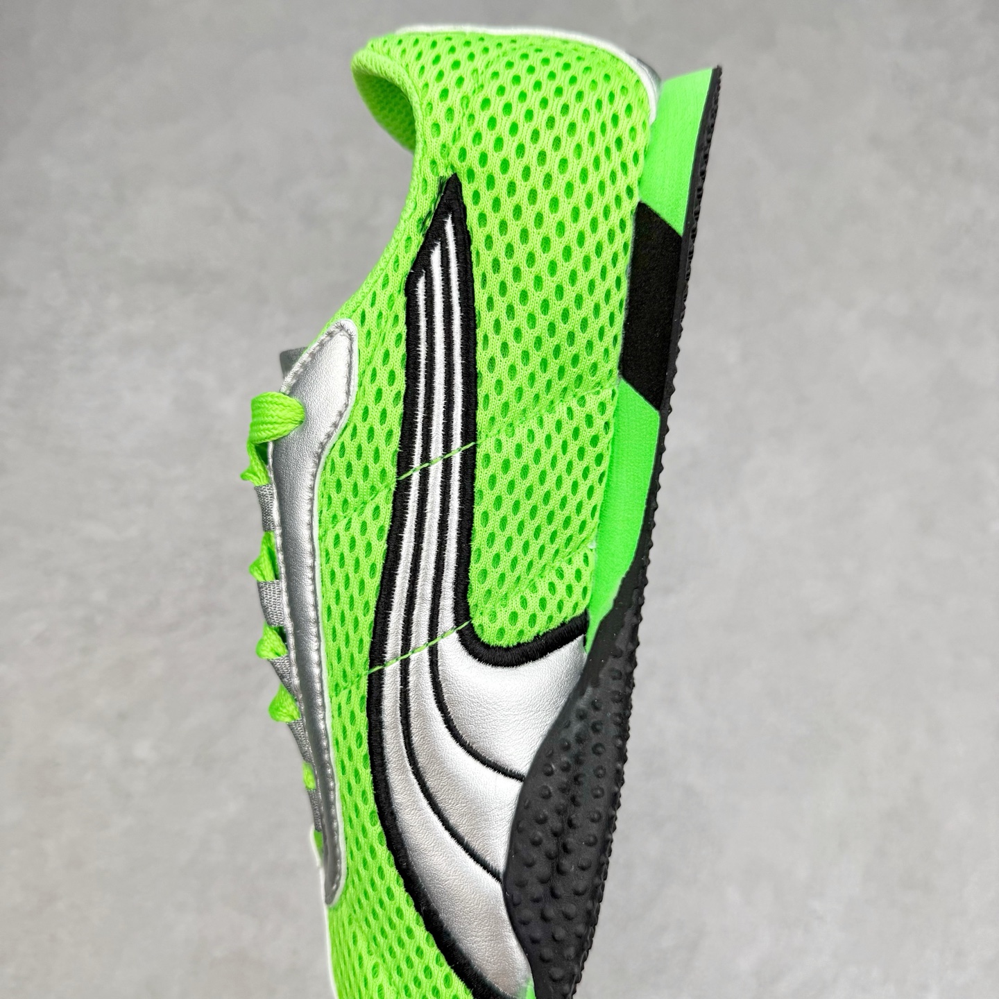 图片[7]-＃TG特价福利 PUMA Speedca OG 彪马极速赛车系列低帮德训风拼接复古百搭休闲运动赛车鞋 鞋款从80、90年代赛车手所穿的防火赛车鞋为原型，鞋身线条模仿了赛车的流线廓形，体现了空气动力学原理的结构。简约流畅的外观，恰好又和贯穿其中的Formstrip Logo融合恰到好处，视觉上细节丰富且协调。本次Speedcat OG鞋款归来，最大看点自然式保留了窄版鞋型以及薄底构造。这两年各品牌鞋底越做越厚，Speedcat反其道而行之，上脚几乎无鞋底的效果带来耳目一新的视觉体验。鞋面依旧是以质感细腻的麂皮材质打造，并且大面积近乎全包裹的使用，复古味道也愈发浓烈。配色上更是将最原始的黑色和红色带回，向F1赛车队的标志性队服致敬。相信让各位一眼种草的更多是出挑的大红色，上脚即可瞬间点亮整体造型，在以球鞋为核心的OOTD中脱颖而出。而另一款黑色则是低调的万金油，彰显新潮个性的同时又不喧宾夺主，也是热爱简约系穿搭朋友的首选。 尺码：35.5 36 37 37.5 38 38.5 39 40 40.5 41 42 42.5 43 44 44.5 45-选品中心