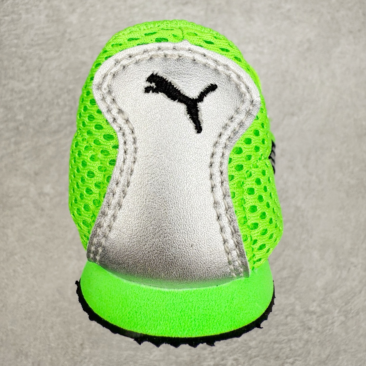 图片[8]-＃TG特价福利 PUMA Speedca OG 彪马极速赛车系列低帮德训风拼接复古百搭休闲运动赛车鞋 鞋款从80、90年代赛车手所穿的防火赛车鞋为原型，鞋身线条模仿了赛车的流线廓形，体现了空气动力学原理的结构。简约流畅的外观，恰好又和贯穿其中的Formstrip Logo融合恰到好处，视觉上细节丰富且协调。本次Speedcat OG鞋款归来，最大看点自然式保留了窄版鞋型以及薄底构造。这两年各品牌鞋底越做越厚，Speedcat反其道而行之，上脚几乎无鞋底的效果带来耳目一新的视觉体验。鞋面依旧是以质感细腻的麂皮材质打造，并且大面积近乎全包裹的使用，复古味道也愈发浓烈。配色上更是将最原始的黑色和红色带回，向F1赛车队的标志性队服致敬。相信让各位一眼种草的更多是出挑的大红色，上脚即可瞬间点亮整体造型，在以球鞋为核心的OOTD中脱颖而出。而另一款黑色则是低调的万金油，彰显新潮个性的同时又不喧宾夺主，也是热爱简约系穿搭朋友的首选。 尺码：35.5 36 37 37.5 38 38.5 39 40 40.5 41 42 42.5 43 44 44.5 45-选品中心