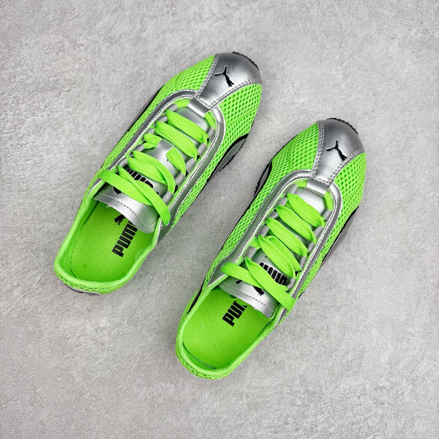 图片[3]-＃TG特价福利 PUMA Speedca OG 彪马极速赛车系列低帮德训风拼接复古百搭休闲运动赛车鞋 鞋款从80、90年代赛车手所穿的防火赛车鞋为原型，鞋身线条模仿了赛车的流线廓形，体现了空气动力学原理的结构。简约流畅的外观，恰好又和贯穿其中的Formstrip Logo融合恰到好处，视觉上细节丰富且协调。本次Speedcat OG鞋款归来，最大看点自然式保留了窄版鞋型以及薄底构造。这两年各品牌鞋底越做越厚，Speedcat反其道而行之，上脚几乎无鞋底的效果带来耳目一新的视觉体验。鞋面依旧是以质感细腻的麂皮材质打造，并且大面积近乎全包裹的使用，复古味道也愈发浓烈。配色上更是将最原始的黑色和红色带回，向F1赛车队的标志性队服致敬。相信让各位一眼种草的更多是出挑的大红色，上脚即可瞬间点亮整体造型，在以球鞋为核心的OOTD中脱颖而出。而另一款黑色则是低调的万金油，彰显新潮个性的同时又不喧宾夺主，也是热爱简约系穿搭朋友的首选。 尺码：35.5 36 37 37.5 38 38.5 39 40 40.5 41 42 42.5 43 44 44.5 45-选品中心