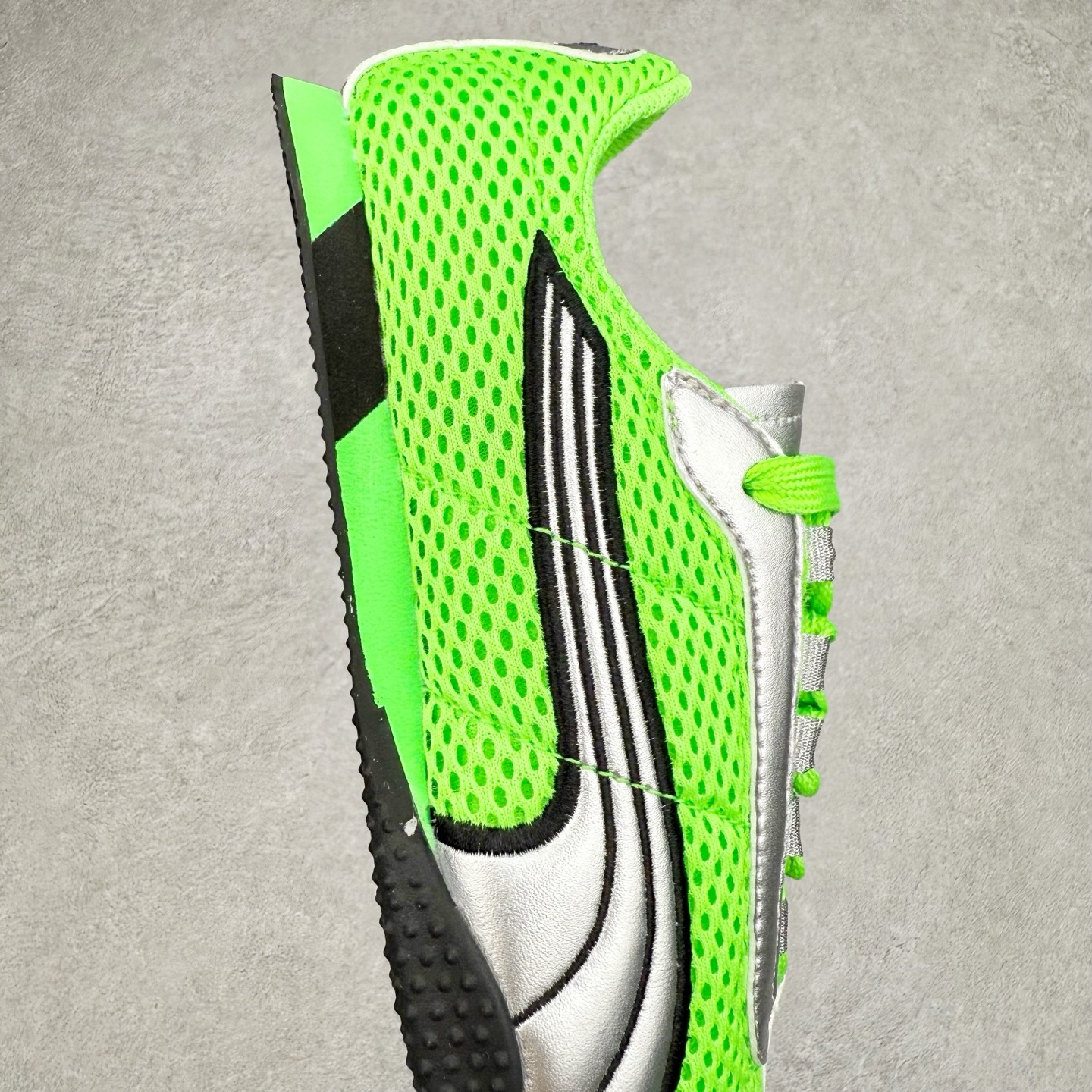 图片[6]-＃TG特价福利 PUMA Speedca OG 彪马极速赛车系列低帮德训风拼接复古百搭休闲运动赛车鞋 鞋款从80、90年代赛车手所穿的防火赛车鞋为原型，鞋身线条模仿了赛车的流线廓形，体现了空气动力学原理的结构。简约流畅的外观，恰好又和贯穿其中的Formstrip Logo融合恰到好处，视觉上细节丰富且协调。本次Speedcat OG鞋款归来，最大看点自然式保留了窄版鞋型以及薄底构造。这两年各品牌鞋底越做越厚，Speedcat反其道而行之，上脚几乎无鞋底的效果带来耳目一新的视觉体验。鞋面依旧是以质感细腻的麂皮材质打造，并且大面积近乎全包裹的使用，复古味道也愈发浓烈。配色上更是将最原始的黑色和红色带回，向F1赛车队的标志性队服致敬。相信让各位一眼种草的更多是出挑的大红色，上脚即可瞬间点亮整体造型，在以球鞋为核心的OOTD中脱颖而出。而另一款黑色则是低调的万金油，彰显新潮个性的同时又不喧宾夺主，也是热爱简约系穿搭朋友的首选。 尺码：35.5 36 37 37.5 38 38.5 39 40 40.5 41 42 42.5 43 44 44.5 45-选品中心