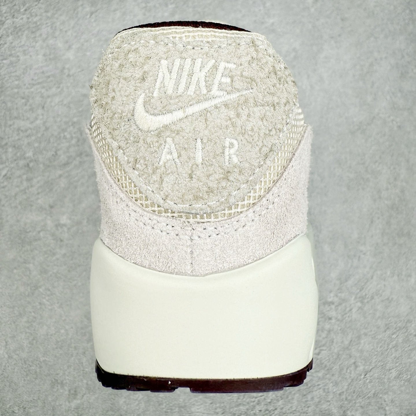 图片[8]-＃MX版 NK Air MAX 90 气垫复古减震跑步鞋 HQ1712-001 经典重温 独家陆续补货 外单专供大厂出品 品质稳定 一百余色 终端操作 Air Max 90于1990年推出 来自Air Max系列 在Air Max 1的基础上改进而得 增加了气垫面积 外型上也更为流线 最特別的就是加入了菱纹塑胶嵌板 为Air Max 90增添了许多潮流气息 皮革鞋面 造就出色耐穿性和支撑力 Max Air缓震配置搭配泡棉中底 令Air Max 90轻盈而舒适 华夫格橡胶外底 铸就Air Max 90非凡的抓地力 而Air Max 90不仅是一双跑鞋 它成功跨越了时间的演进 成为了球鞋文化与潮流圈中最熟为人知的鞋款之一 尺码：36 36.5 37.5 38 38.5 39 40 40.5 41 42 42.5 43 44 44.5 45-选品中心