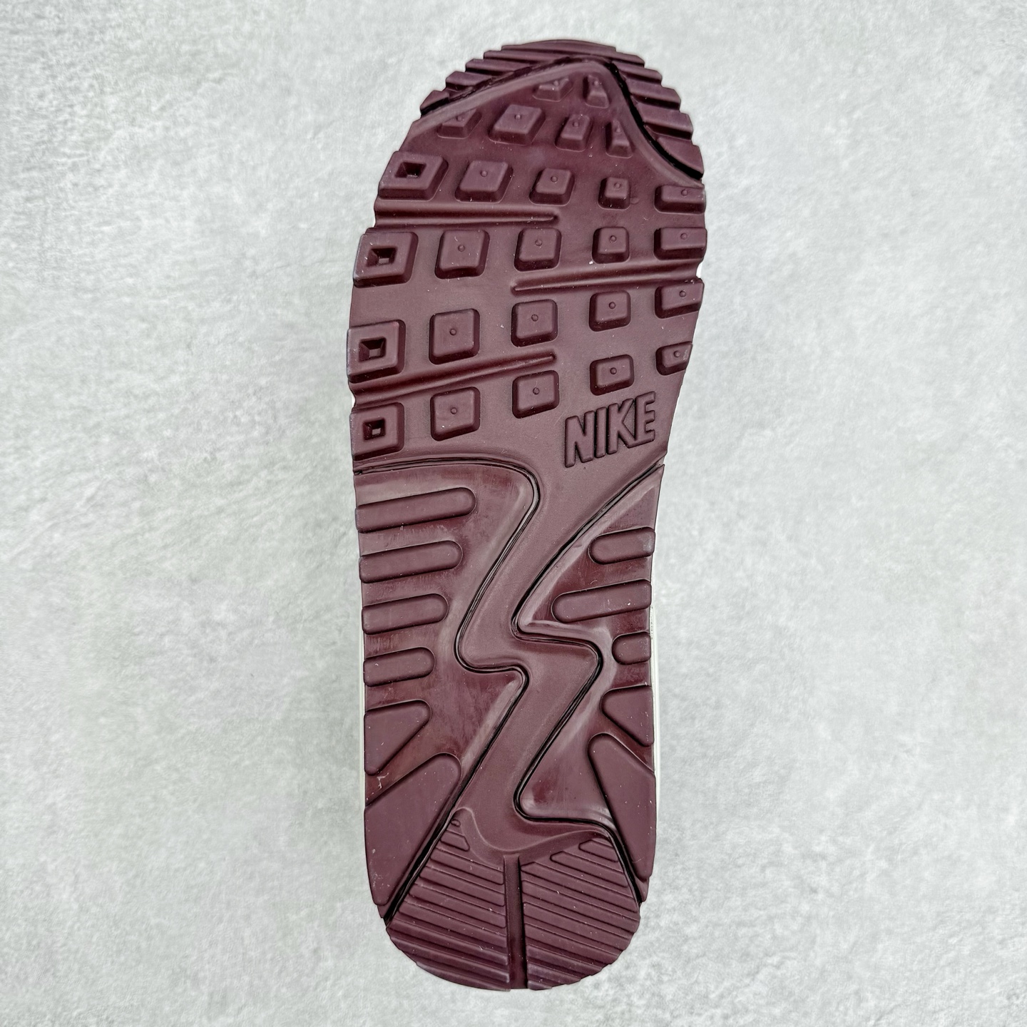 图片[9]-＃MX版 NK Air MAX 90 气垫复古减震跑步鞋 HQ1712-001 经典重温 独家陆续补货 外单专供大厂出品 品质稳定 一百余色 终端操作 Air Max 90于1990年推出 来自Air Max系列 在Air Max 1的基础上改进而得 增加了气垫面积 外型上也更为流线 最特別的就是加入了菱纹塑胶嵌板 为Air Max 90增添了许多潮流气息 皮革鞋面 造就出色耐穿性和支撑力 Max Air缓震配置搭配泡棉中底 令Air Max 90轻盈而舒适 华夫格橡胶外底 铸就Air Max 90非凡的抓地力 而Air Max 90不仅是一双跑鞋 它成功跨越了时间的演进 成为了球鞋文化与潮流圈中最熟为人知的鞋款之一 尺码：36 36.5 37.5 38 38.5 39 40 40.5 41 42 42.5 43 44 44.5 45-选品中心