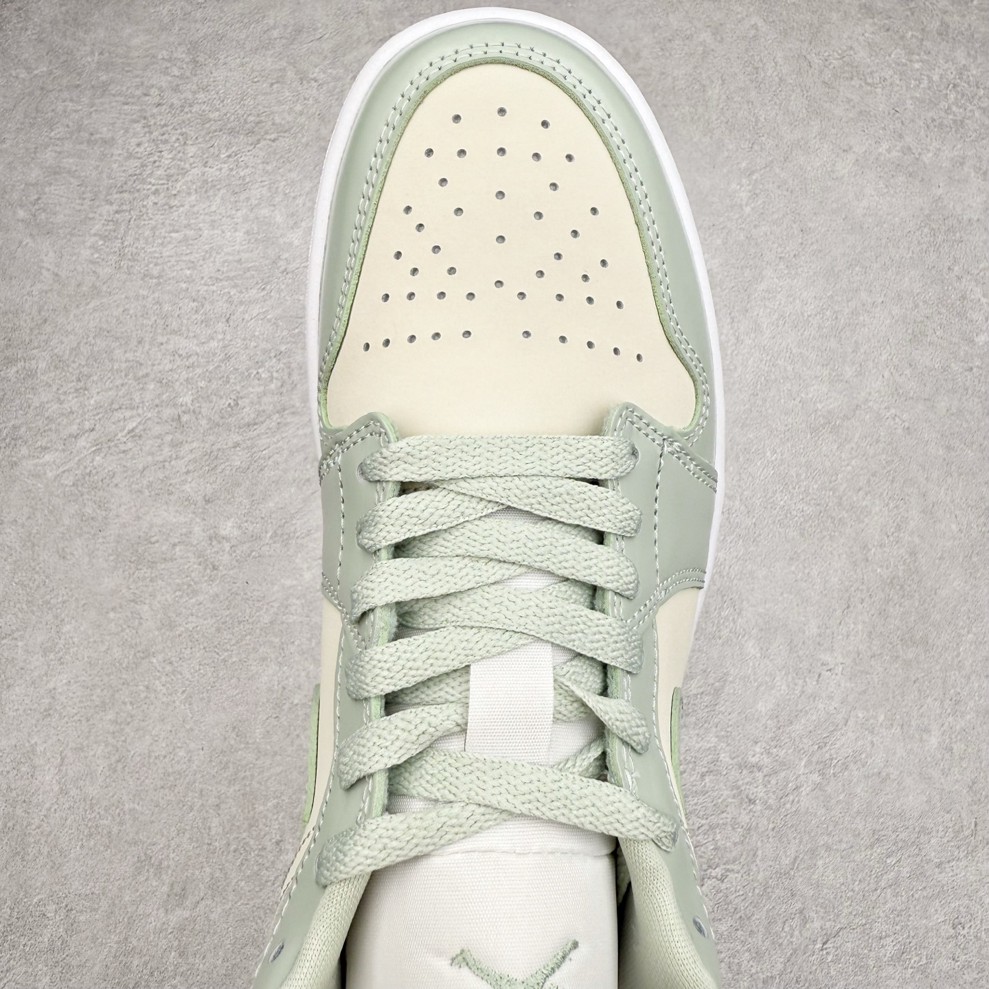 图片[4]-＃DT纯原 Air Jordan AJ1 Low 低帮 浅绿HF4078-100 终端优势供应 市面中低帮最具代表性版本没有之一 口碑大厂出品 品控大底版型不断改良更新 全套原纸板楦头开发 确保原汁原味 完美呈现版型 完美零毛边处理 原厂内置全掌气垫 价格定位良心 平台专用代工流水线出品 一眼公司既视感 拿到手的一瞬间就与众不同 碾压市面所有版本 全部原鞋开发 每一个配色都会采购原鞋确认细节 打破市面看图做货无好货之说 尺码：35.5 36 36.5 37.5 38 38.5 39 40 40.5 41 42 42.5 43 44 44.5 45 46-选品中心