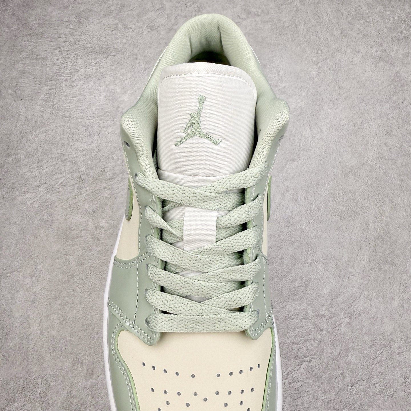 图片[5]-＃DT纯原 Air Jordan AJ1 Low 低帮 浅绿HF4078-100 终端优势供应 市面中低帮最具代表性版本没有之一 口碑大厂出品 品控大底版型不断改良更新 全套原纸板楦头开发 确保原汁原味 完美呈现版型 完美零毛边处理 原厂内置全掌气垫 价格定位良心 平台专用代工流水线出品 一眼公司既视感 拿到手的一瞬间就与众不同 碾压市面所有版本 全部原鞋开发 每一个配色都会采购原鞋确认细节 打破市面看图做货无好货之说 尺码：35.5 36 36.5 37.5 38 38.5 39 40 40.5 41 42 42.5 43 44 44.5 45 46-选品中心