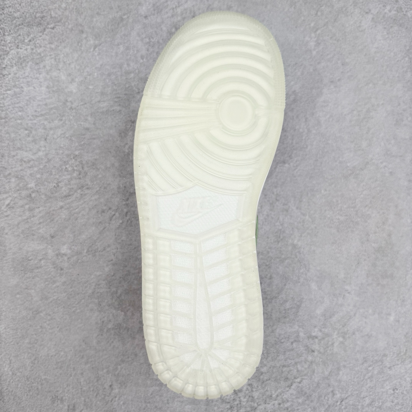 图片[9]-＃DT纯原 Air Jordan AJ1 Low 低帮 浅绿HF4078-100 终端优势供应 市面中低帮最具代表性版本没有之一 口碑大厂出品 品控大底版型不断改良更新 全套原纸板楦头开发 确保原汁原味 完美呈现版型 完美零毛边处理 原厂内置全掌气垫 价格定位良心 平台专用代工流水线出品 一眼公司既视感 拿到手的一瞬间就与众不同 碾压市面所有版本 全部原鞋开发 每一个配色都会采购原鞋确认细节 打破市面看图做货无好货之说 尺码：35.5 36 36.5 37.5 38 38.5 39 40 40.5 41 42 42.5 43 44 44.5 45 46-选品中心