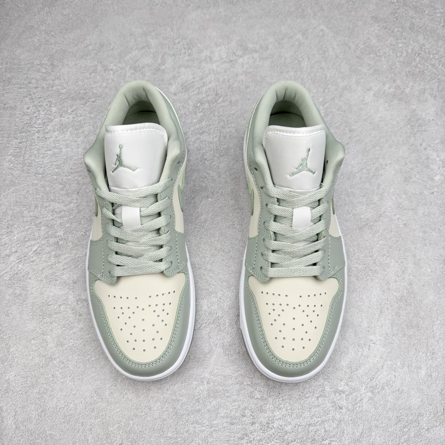 图片[2]-＃DT纯原 Air Jordan AJ1 Low 低帮 浅绿HF4078-100 终端优势供应 市面中低帮最具代表性版本没有之一 口碑大厂出品 品控大底版型不断改良更新 全套原纸板楦头开发 确保原汁原味 完美呈现版型 完美零毛边处理 原厂内置全掌气垫 价格定位良心 平台专用代工流水线出品 一眼公司既视感 拿到手的一瞬间就与众不同 碾压市面所有版本 全部原鞋开发 每一个配色都会采购原鞋确认细节 打破市面看图做货无好货之说 尺码：35.5 36 36.5 37.5 38 38.5 39 40 40.5 41 42 42.5 43 44 44.5 45 46-选品中心