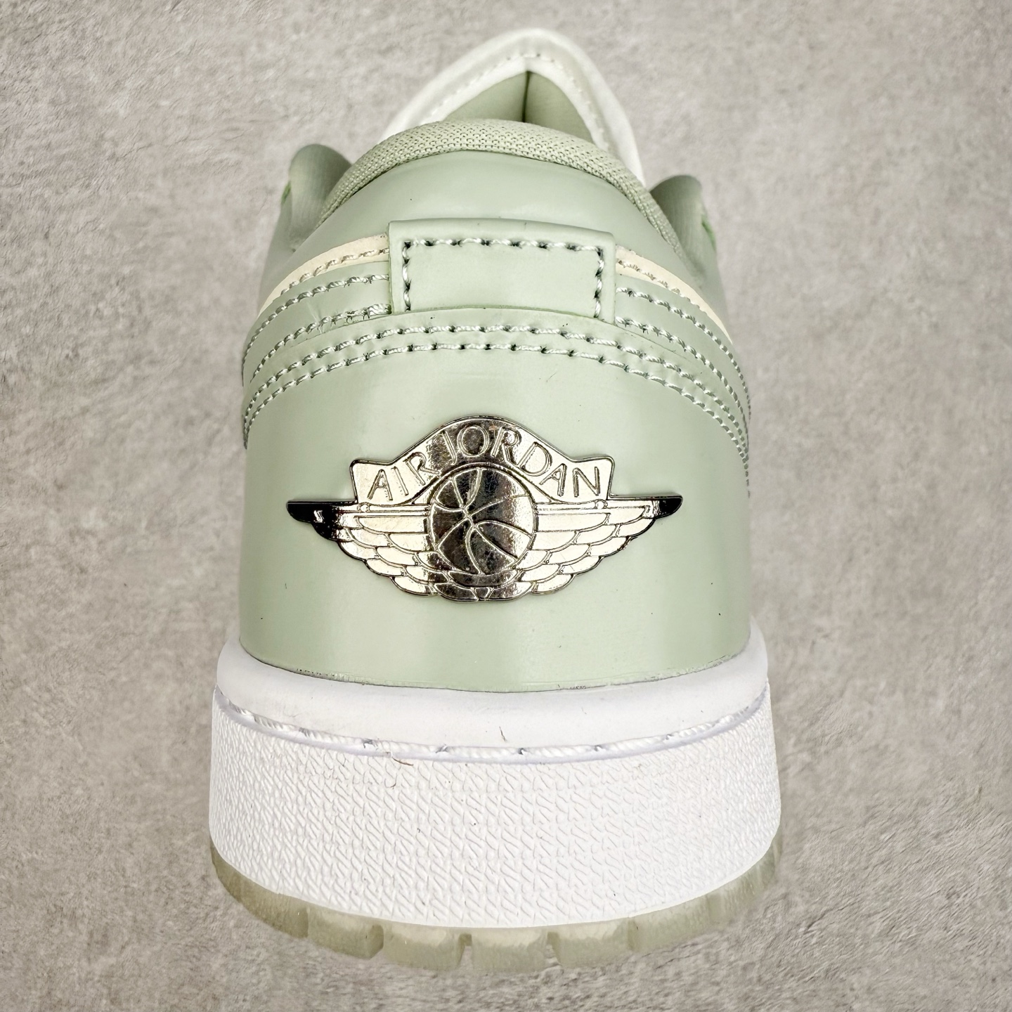 图片[8]-＃DT纯原 Air Jordan AJ1 Low 低帮 浅绿HF4078-100 终端优势供应 市面中低帮最具代表性版本没有之一 口碑大厂出品 品控大底版型不断改良更新 全套原纸板楦头开发 确保原汁原味 完美呈现版型 完美零毛边处理 原厂内置全掌气垫 价格定位良心 平台专用代工流水线出品 一眼公司既视感 拿到手的一瞬间就与众不同 碾压市面所有版本 全部原鞋开发 每一个配色都会采购原鞋确认细节 打破市面看图做货无好货之说 尺码：35.5 36 36.5 37.5 38 38.5 39 40 40.5 41 42 42.5 43 44 44.5 45 46-选品中心