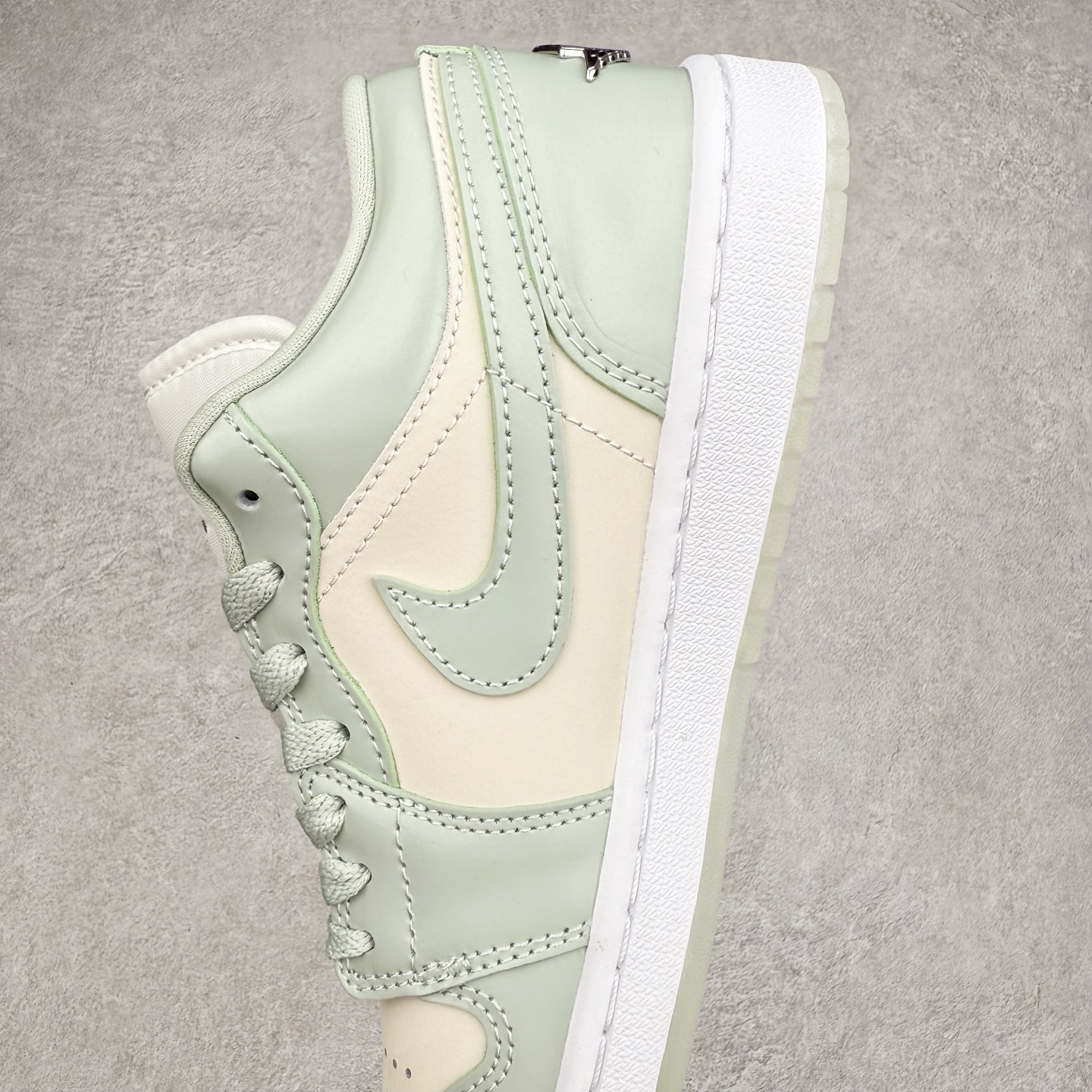 图片[7]-＃DT纯原 Air Jordan AJ1 Low 低帮 浅绿HF4078-100 终端优势供应 市面中低帮最具代表性版本没有之一 口碑大厂出品 品控大底版型不断改良更新 全套原纸板楦头开发 确保原汁原味 完美呈现版型 完美零毛边处理 原厂内置全掌气垫 价格定位良心 平台专用代工流水线出品 一眼公司既视感 拿到手的一瞬间就与众不同 碾压市面所有版本 全部原鞋开发 每一个配色都会采购原鞋确认细节 打破市面看图做货无好货之说 尺码：35.5 36 36.5 37.5 38 38.5 39 40 40.5 41 42 42.5 43 44 44.5 45 46-选品中心