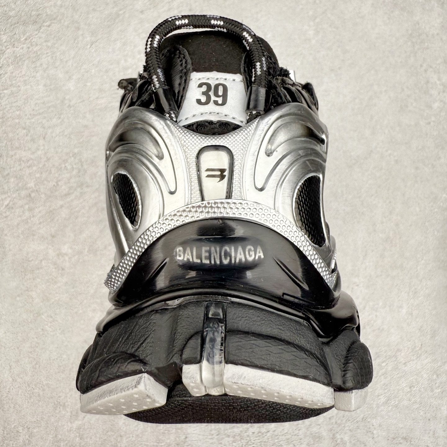 图片[8]-＃VG零售版 BALENCIAGA Runner Sneaker 巴黎世家七代慢跑系列低帮复古野跑潮流运动鞋老爹鞋 尼龙和网布材质 磨损效果 鞋头边缘印有尺码 背面浮印尺码 外侧印有跑者徽标 鞋舌刺绣 Balenciaga 品牌标识 鞋跟背面 Balenciaga品牌标识 材质采用65%聚氨酯、35%聚酯纤维 全新 Runner 鞋型轮廓借鉴于 2000 年初的复古线条 搭载大网眼面料制成鞋面基础，由粉色、白色尼龍与橡胶质地覆盖鞋面诠释线条感 当中透过几道手缝线与折损痕更是精准的掌握历经时间淬炼的破旧痕迹 延续其手法至鞋领、鞋跟、鞋带、中底等部分均饰有破损及脏污之貌 尤其是鞋领处与鞋带孔眼条更是采用不规则做旧技术将内容物泡棉随机露出 尺码：35 36 37 38 39 40 41 42 43 44 45 46-选品中心