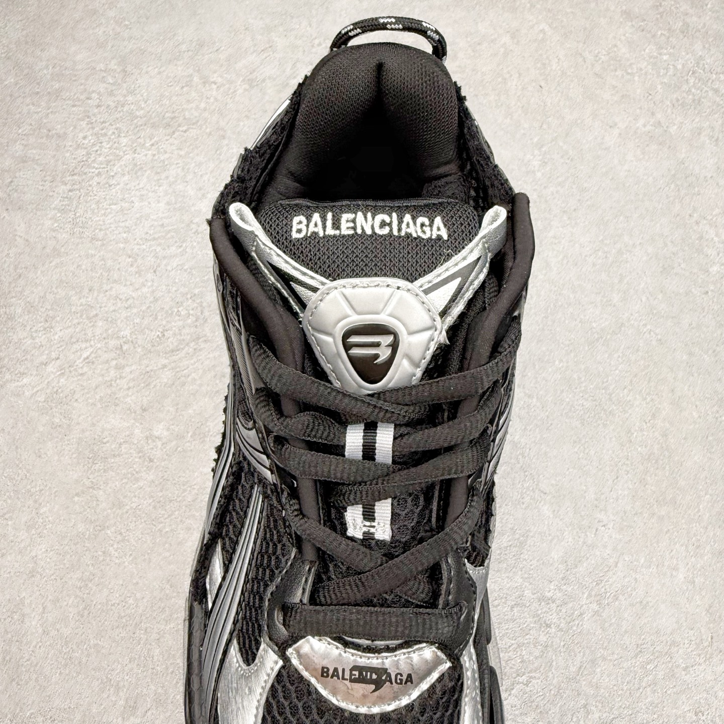 图片[5]-＃VG零售版 BALENCIAGA Runner Sneaker 巴黎世家七代慢跑系列低帮复古野跑潮流运动鞋老爹鞋 尼龙和网布材质 磨损效果 鞋头边缘印有尺码 背面浮印尺码 外侧印有跑者徽标 鞋舌刺绣 Balenciaga 品牌标识 鞋跟背面 Balenciaga品牌标识 材质采用65%聚氨酯、35%聚酯纤维 全新 Runner 鞋型轮廓借鉴于 2000 年初的复古线条 搭载大网眼面料制成鞋面基础，由粉色、白色尼龍与橡胶质地覆盖鞋面诠释线条感 当中透过几道手缝线与折损痕更是精准的掌握历经时间淬炼的破旧痕迹 延续其手法至鞋领、鞋跟、鞋带、中底等部分均饰有破损及脏污之貌 尤其是鞋领处与鞋带孔眼条更是采用不规则做旧技术将内容物泡棉随机露出 尺码：35 36 37 38 39 40 41 42 43 44 45 46-选品中心