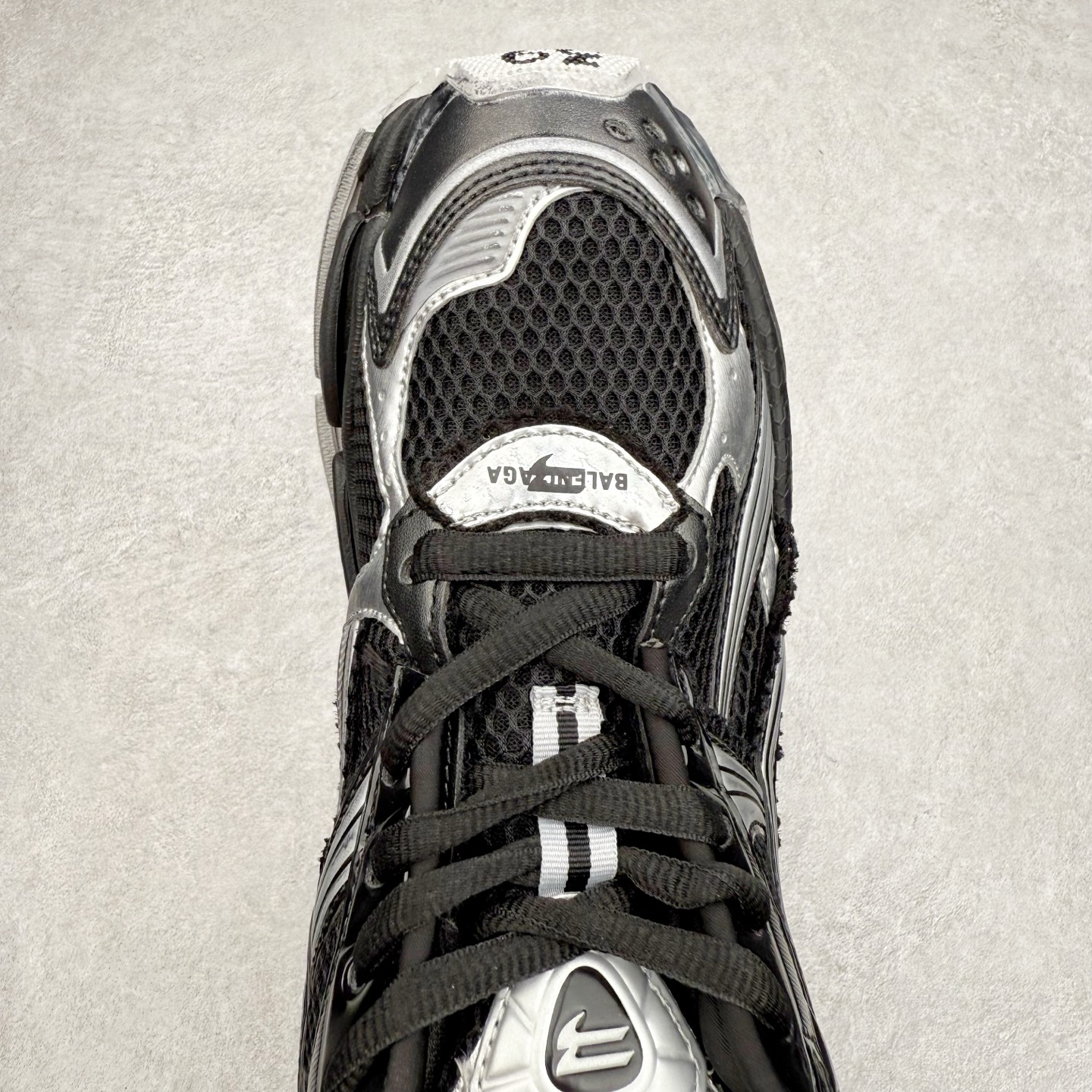 图片[4]-＃VG零售版 BALENCIAGA Runner Sneaker 巴黎世家七代慢跑系列低帮复古野跑潮流运动鞋老爹鞋 尼龙和网布材质 磨损效果 鞋头边缘印有尺码 背面浮印尺码 外侧印有跑者徽标 鞋舌刺绣 Balenciaga 品牌标识 鞋跟背面 Balenciaga品牌标识 材质采用65%聚氨酯、35%聚酯纤维 全新 Runner 鞋型轮廓借鉴于 2000 年初的复古线条 搭载大网眼面料制成鞋面基础，由粉色、白色尼龍与橡胶质地覆盖鞋面诠释线条感 当中透过几道手缝线与折损痕更是精准的掌握历经时间淬炼的破旧痕迹 延续其手法至鞋领、鞋跟、鞋带、中底等部分均饰有破损及脏污之貌 尤其是鞋领处与鞋带孔眼条更是采用不规则做旧技术将内容物泡棉随机露出 尺码：35 36 37 38 39 40 41 42 43 44 45 46-选品中心