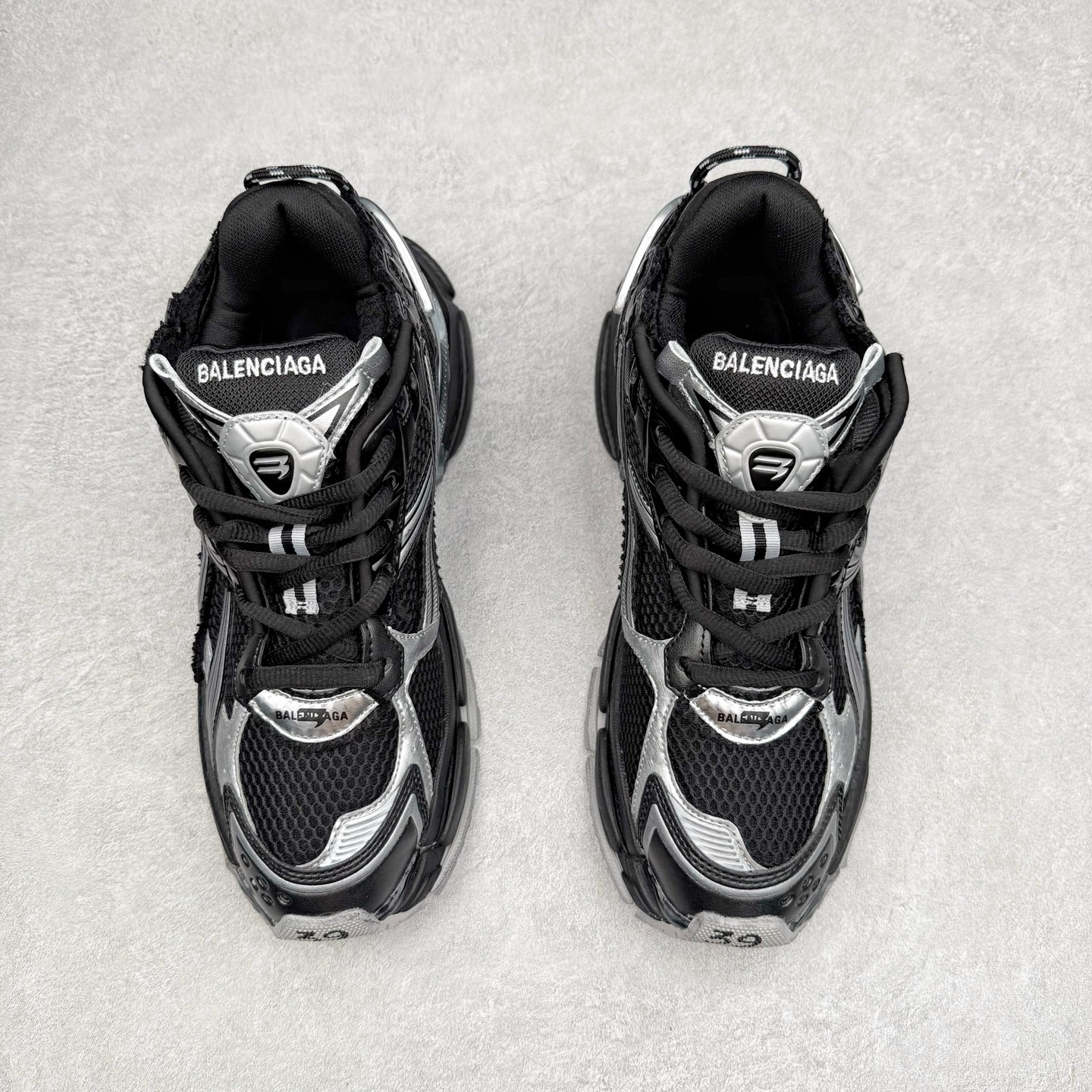 图片[2]-＃VG零售版 BALENCIAGA Runner Sneaker 巴黎世家七代慢跑系列低帮复古野跑潮流运动鞋老爹鞋 尼龙和网布材质 磨损效果 鞋头边缘印有尺码 背面浮印尺码 外侧印有跑者徽标 鞋舌刺绣 Balenciaga 品牌标识 鞋跟背面 Balenciaga品牌标识 材质采用65%聚氨酯、35%聚酯纤维 全新 Runner 鞋型轮廓借鉴于 2000 年初的复古线条 搭载大网眼面料制成鞋面基础，由粉色、白色尼龍与橡胶质地覆盖鞋面诠释线条感 当中透过几道手缝线与折损痕更是精准的掌握历经时间淬炼的破旧痕迹 延续其手法至鞋领、鞋跟、鞋带、中底等部分均饰有破损及脏污之貌 尤其是鞋领处与鞋带孔眼条更是采用不规则做旧技术将内容物泡棉随机露出 尺码：35 36 37 38 39 40 41 42 43 44 45 46-选品中心