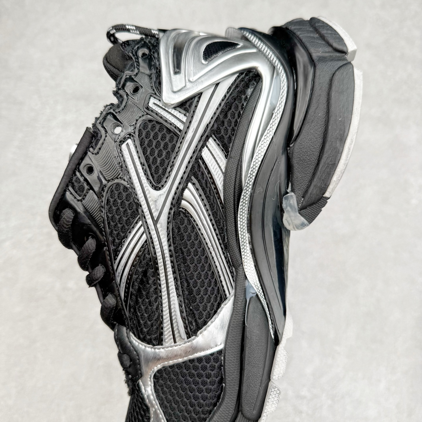 图片[7]-＃VG零售版 BALENCIAGA Runner Sneaker 巴黎世家七代慢跑系列低帮复古野跑潮流运动鞋老爹鞋 尼龙和网布材质 磨损效果 鞋头边缘印有尺码 背面浮印尺码 外侧印有跑者徽标 鞋舌刺绣 Balenciaga 品牌标识 鞋跟背面 Balenciaga品牌标识 材质采用65%聚氨酯、35%聚酯纤维 全新 Runner 鞋型轮廓借鉴于 2000 年初的复古线条 搭载大网眼面料制成鞋面基础，由粉色、白色尼龍与橡胶质地覆盖鞋面诠释线条感 当中透过几道手缝线与折损痕更是精准的掌握历经时间淬炼的破旧痕迹 延续其手法至鞋领、鞋跟、鞋带、中底等部分均饰有破损及脏污之貌 尤其是鞋领处与鞋带孔眼条更是采用不规则做旧技术将内容物泡棉随机露出 尺码：35 36 37 38 39 40 41 42 43 44 45 46-选品中心