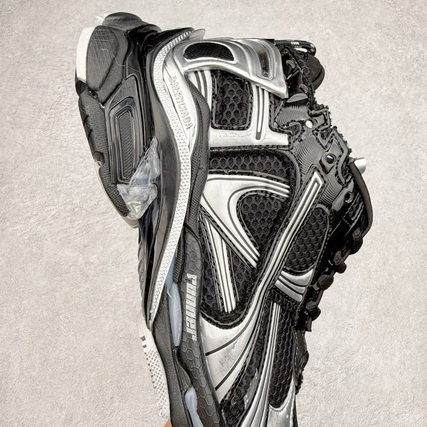 图片[6]-＃VG零售版 BALENCIAGA Runner Sneaker 巴黎世家七代慢跑系列低帮复古野跑潮流运动鞋老爹鞋 尼龙和网布材质 磨损效果 鞋头边缘印有尺码 背面浮印尺码 外侧印有跑者徽标 鞋舌刺绣 Balenciaga 品牌标识 鞋跟背面 Balenciaga品牌标识 材质采用65%聚氨酯、35%聚酯纤维 全新 Runner 鞋型轮廓借鉴于 2000 年初的复古线条 搭载大网眼面料制成鞋面基础，由粉色、白色尼龍与橡胶质地覆盖鞋面诠释线条感 当中透过几道手缝线与折损痕更是精准的掌握历经时间淬炼的破旧痕迹 延续其手法至鞋领、鞋跟、鞋带、中底等部分均饰有破损及脏污之貌 尤其是鞋领处与鞋带孔眼条更是采用不规则做旧技术将内容物泡棉随机露出 尺码：35 36 37 38 39 40 41 42 43 44 45 46-选品中心