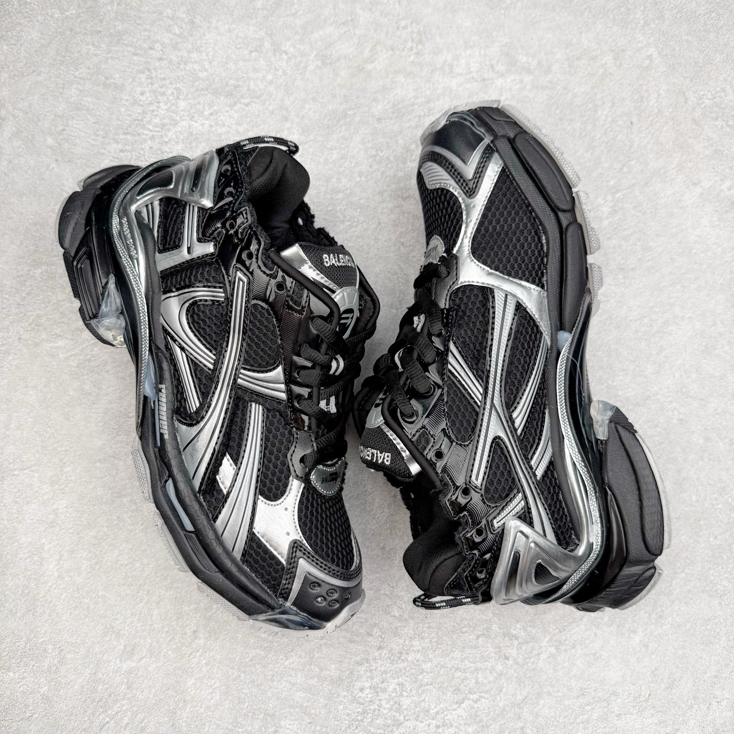 图片[3]-＃VG零售版 BALENCIAGA Runner Sneaker 巴黎世家七代慢跑系列低帮复古野跑潮流运动鞋老爹鞋 尼龙和网布材质 磨损效果 鞋头边缘印有尺码 背面浮印尺码 外侧印有跑者徽标 鞋舌刺绣 Balenciaga 品牌标识 鞋跟背面 Balenciaga品牌标识 材质采用65%聚氨酯、35%聚酯纤维 全新 Runner 鞋型轮廓借鉴于 2000 年初的复古线条 搭载大网眼面料制成鞋面基础，由粉色、白色尼龍与橡胶质地覆盖鞋面诠释线条感 当中透过几道手缝线与折损痕更是精准的掌握历经时间淬炼的破旧痕迹 延续其手法至鞋领、鞋跟、鞋带、中底等部分均饰有破损及脏污之貌 尤其是鞋领处与鞋带孔眼条更是采用不规则做旧技术将内容物泡棉随机露出 尺码：35 36 37 38 39 40 41 42 43 44 45 46-选品中心