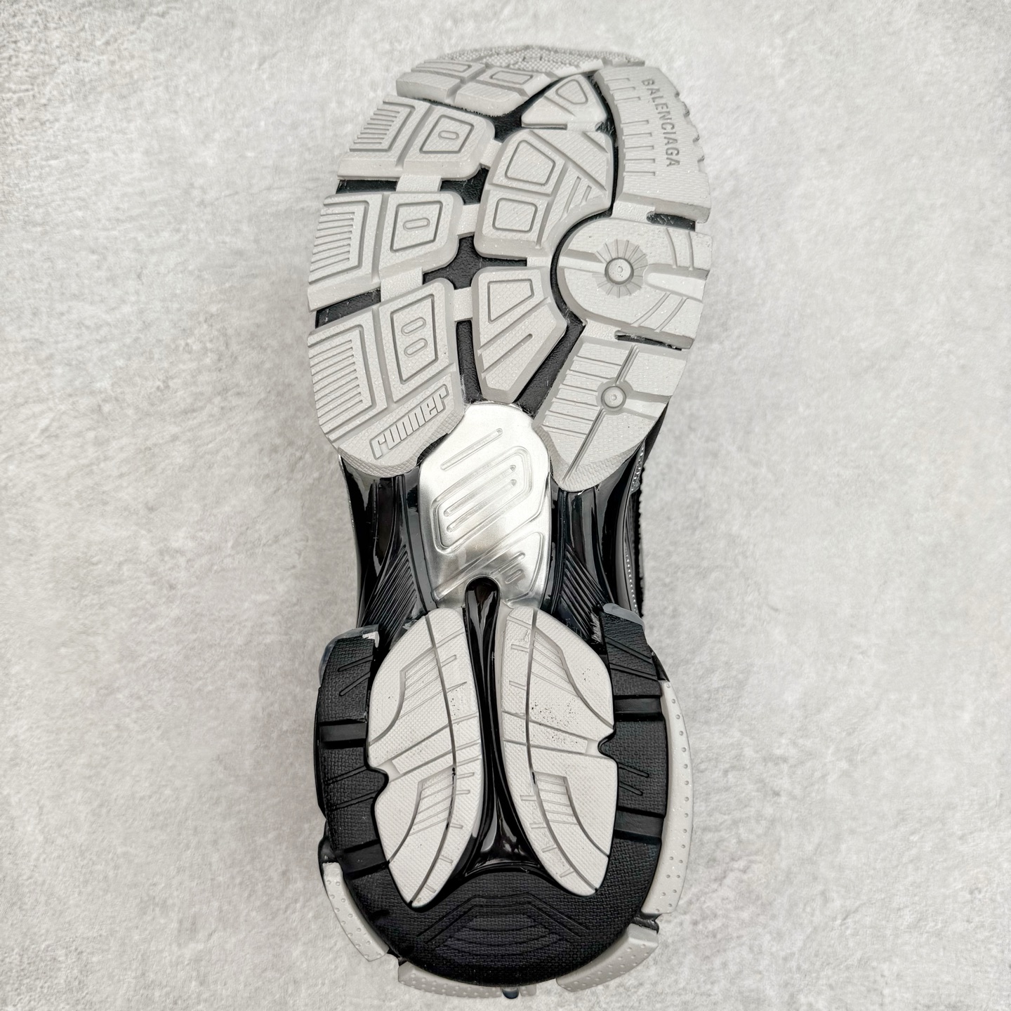 图片[9]-＃VG零售版 BALENCIAGA Runner Sneaker 巴黎世家七代慢跑系列低帮复古野跑潮流运动鞋老爹鞋 尼龙和网布材质 磨损效果 鞋头边缘印有尺码 背面浮印尺码 外侧印有跑者徽标 鞋舌刺绣 Balenciaga 品牌标识 鞋跟背面 Balenciaga品牌标识 材质采用65%聚氨酯、35%聚酯纤维 全新 Runner 鞋型轮廓借鉴于 2000 年初的复古线条 搭载大网眼面料制成鞋面基础，由粉色、白色尼龍与橡胶质地覆盖鞋面诠释线条感 当中透过几道手缝线与折损痕更是精准的掌握历经时间淬炼的破旧痕迹 延续其手法至鞋领、鞋跟、鞋带、中底等部分均饰有破损及脏污之貌 尤其是鞋领处与鞋带孔眼条更是采用不规则做旧技术将内容物泡棉随机露出 尺码：35 36 37 38 39 40 41 42 43 44 45 46-选品中心