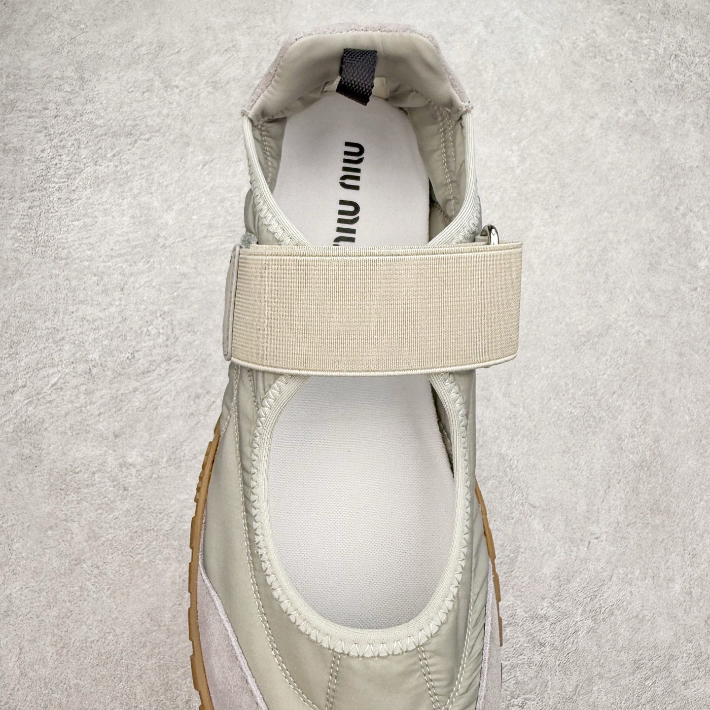 图片[5]-Miumiu 25ss Tyre系列春夏新款 饼干鞋 阿甘鞋休闲运动鞋Miumiu最新爆款 前卫大胆的设计，风格融于此款厚底帆布运动鞋的简约线条，别致徽标饰于鞋舌与背面，点缀复古设计，平添标志性元素！厚底设计定义前卫的现代风格，这款Tyre集优雅气质与运动功能于一身，动感橡胶鞋底柔韧耐磨，令人联想起轮胎花纹，橡胶鞋底除了增加了这双鞋的复古属性外也增加了防滑功能鞋面由科技织物和麂皮制成，融合运动与时尚、功能与优雅，表达了Miu Miu的核心精神 尺码：35-40-选品中心