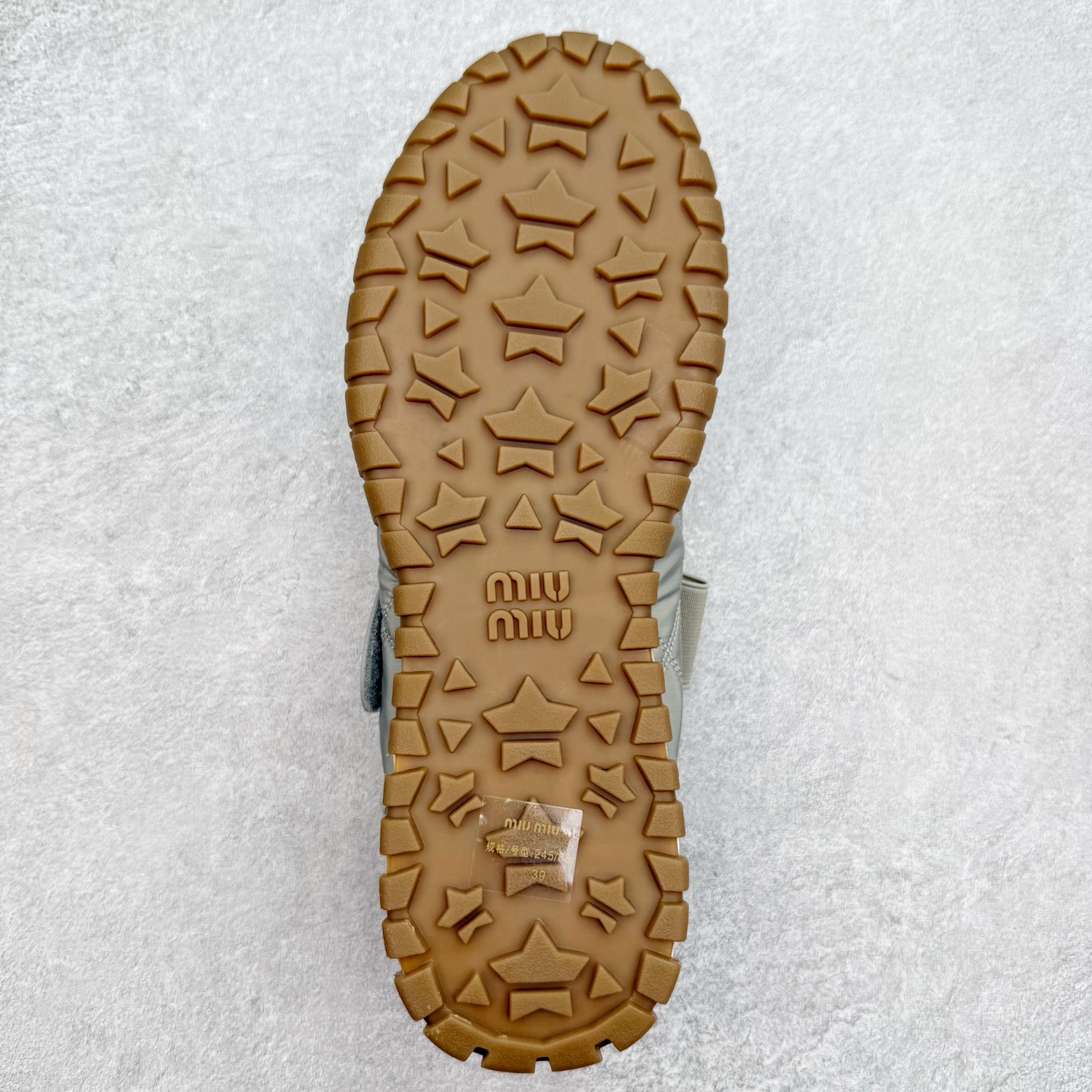 图片[9]-Miumiu 25ss Tyre系列春夏新款 饼干鞋 阿甘鞋休闲运动鞋Miumiu最新爆款 前卫大胆的设计，风格融于此款厚底帆布运动鞋的简约线条，别致徽标饰于鞋舌与背面，点缀复古设计，平添标志性元素！厚底设计定义前卫的现代风格，这款Tyre集优雅气质与运动功能于一身，动感橡胶鞋底柔韧耐磨，令人联想起轮胎花纹，橡胶鞋底除了增加了这双鞋的复古属性外也增加了防滑功能鞋面由科技织物和麂皮制成，融合运动与时尚、功能与优雅，表达了Miu Miu的核心精神 尺码：35-40-选品中心