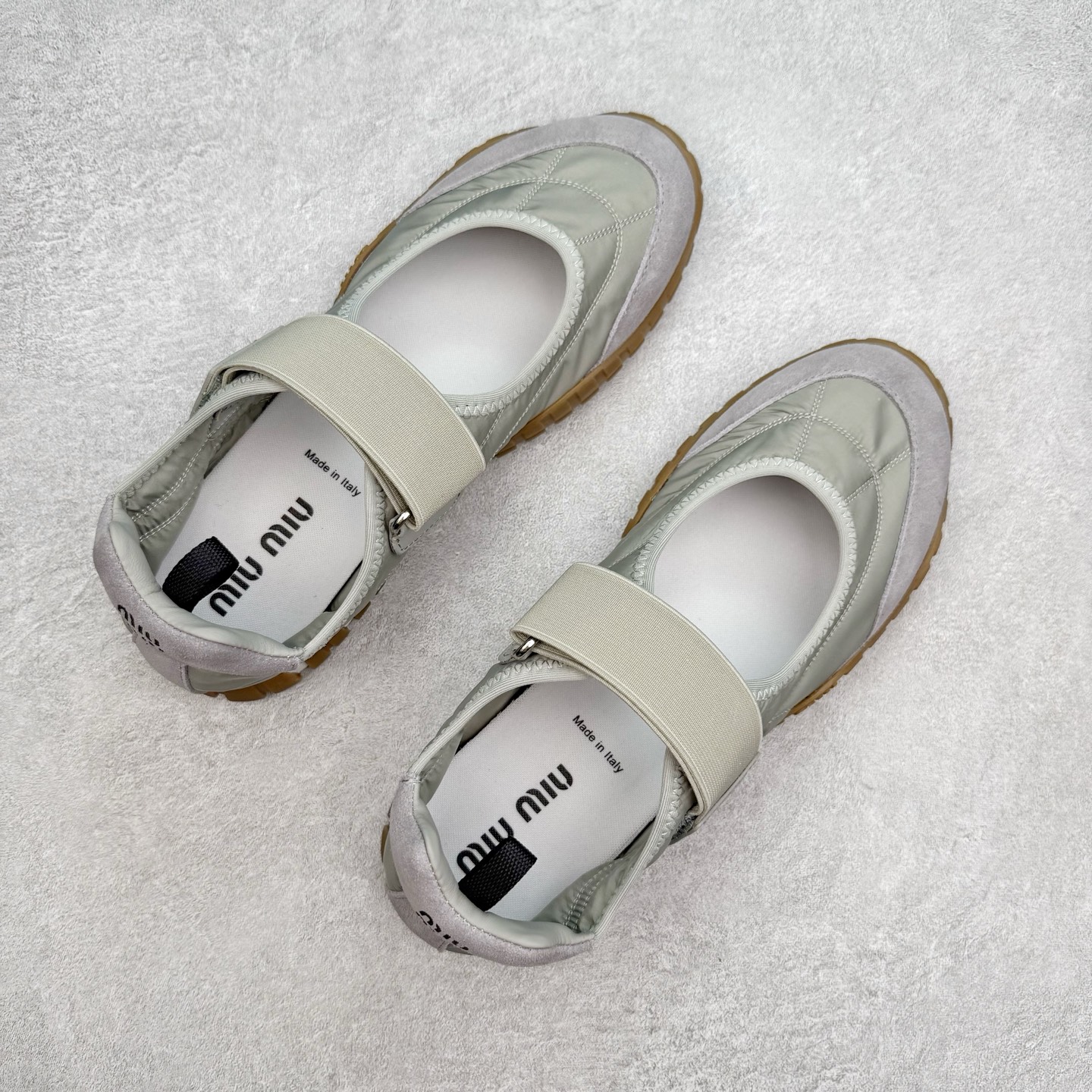 图片[3]-Miumiu 25ss Tyre系列春夏新款 饼干鞋 阿甘鞋休闲运动鞋Miumiu最新爆款 前卫大胆的设计，风格融于此款厚底帆布运动鞋的简约线条，别致徽标饰于鞋舌与背面，点缀复古设计，平添标志性元素！厚底设计定义前卫的现代风格，这款Tyre集优雅气质与运动功能于一身，动感橡胶鞋底柔韧耐磨，令人联想起轮胎花纹，橡胶鞋底除了增加了这双鞋的复古属性外也增加了防滑功能鞋面由科技织物和麂皮制成，融合运动与时尚、功能与优雅，表达了Miu Miu的核心精神 尺码：35-40-选品中心