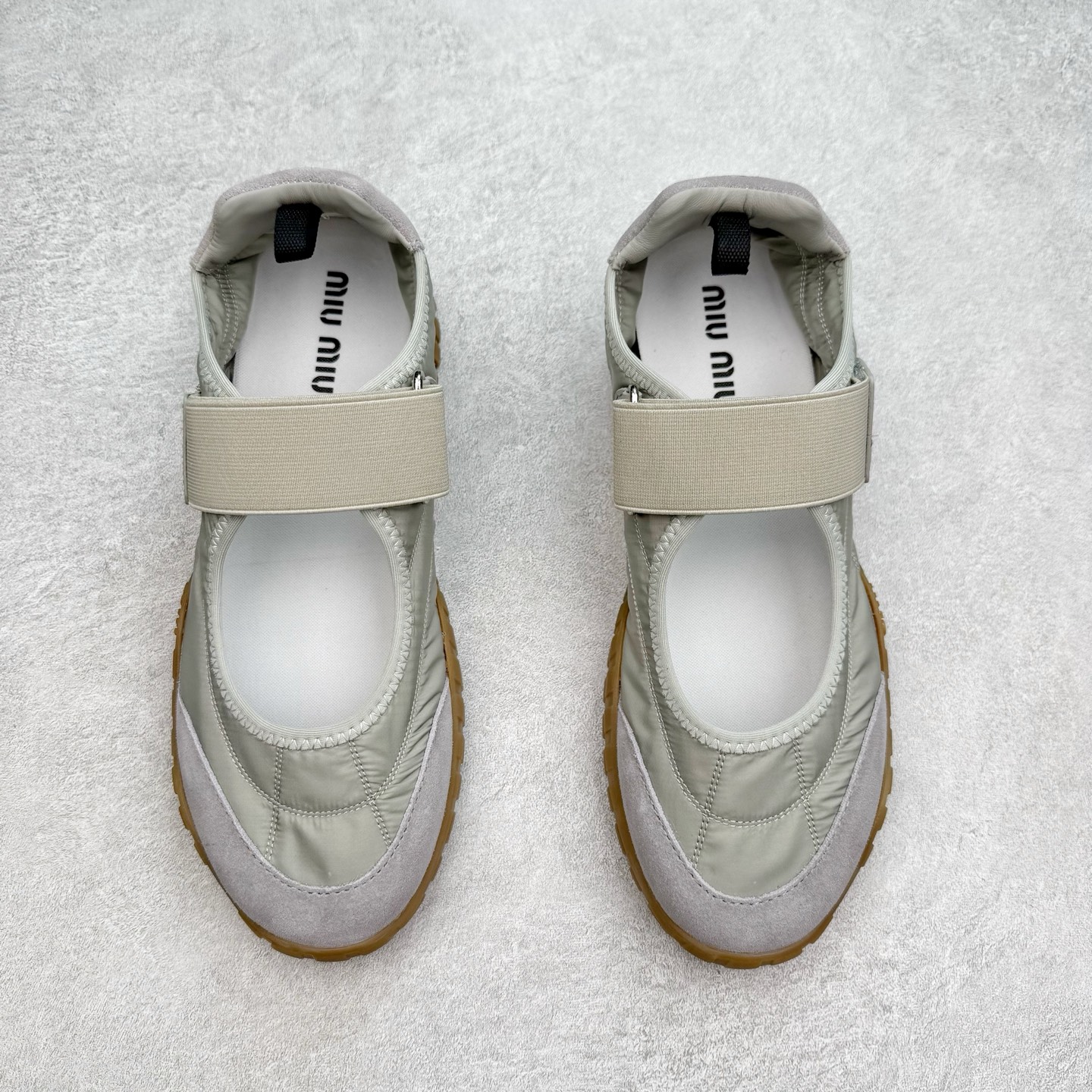 图片[2]-Miumiu 25ss Tyre系列春夏新款 饼干鞋 阿甘鞋休闲运动鞋Miumiu最新爆款 前卫大胆的设计，风格融于此款厚底帆布运动鞋的简约线条，别致徽标饰于鞋舌与背面，点缀复古设计，平添标志性元素！厚底设计定义前卫的现代风格，这款Tyre集优雅气质与运动功能于一身，动感橡胶鞋底柔韧耐磨，令人联想起轮胎花纹，橡胶鞋底除了增加了这双鞋的复古属性外也增加了防滑功能鞋面由科技织物和麂皮制成，融合运动与时尚、功能与优雅，表达了Miu Miu的核心精神 尺码：35-40-选品中心