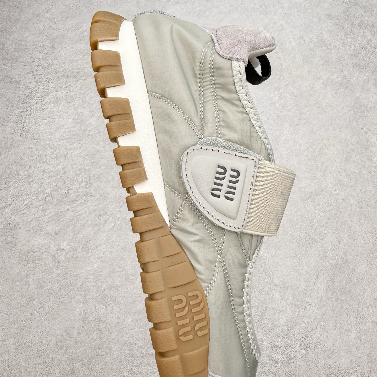 图片[6]-Miumiu 25ss Tyre系列春夏新款 饼干鞋 阿甘鞋休闲运动鞋Miumiu最新爆款 前卫大胆的设计，风格融于此款厚底帆布运动鞋的简约线条，别致徽标饰于鞋舌与背面，点缀复古设计，平添标志性元素！厚底设计定义前卫的现代风格，这款Tyre集优雅气质与运动功能于一身，动感橡胶鞋底柔韧耐磨，令人联想起轮胎花纹，橡胶鞋底除了增加了这双鞋的复古属性外也增加了防滑功能鞋面由科技织物和麂皮制成，融合运动与时尚、功能与优雅，表达了Miu Miu的核心精神 尺码：35-40-选品中心