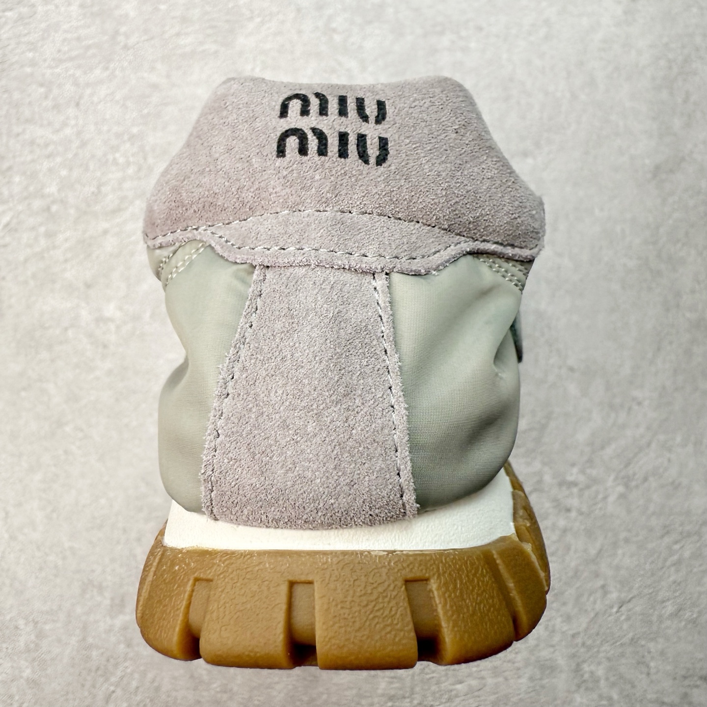 图片[8]-Miumiu 25ss Tyre系列春夏新款 饼干鞋 阿甘鞋休闲运动鞋Miumiu最新爆款 前卫大胆的设计，风格融于此款厚底帆布运动鞋的简约线条，别致徽标饰于鞋舌与背面，点缀复古设计，平添标志性元素！厚底设计定义前卫的现代风格，这款Tyre集优雅气质与运动功能于一身，动感橡胶鞋底柔韧耐磨，令人联想起轮胎花纹，橡胶鞋底除了增加了这双鞋的复古属性外也增加了防滑功能鞋面由科技织物和麂皮制成，融合运动与时尚、功能与优雅，表达了Miu Miu的核心精神 尺码：35-40-选品中心