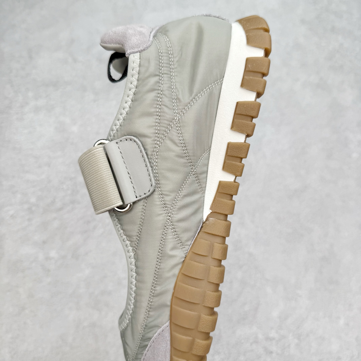 图片[7]-Miumiu 25ss Tyre系列春夏新款 饼干鞋 阿甘鞋休闲运动鞋Miumiu最新爆款 前卫大胆的设计，风格融于此款厚底帆布运动鞋的简约线条，别致徽标饰于鞋舌与背面，点缀复古设计，平添标志性元素！厚底设计定义前卫的现代风格，这款Tyre集优雅气质与运动功能于一身，动感橡胶鞋底柔韧耐磨，令人联想起轮胎花纹，橡胶鞋底除了增加了这双鞋的复古属性外也增加了防滑功能鞋面由科技织物和麂皮制成，融合运动与时尚、功能与优雅，表达了Miu Miu的核心精神 尺码：35-40-选品中心