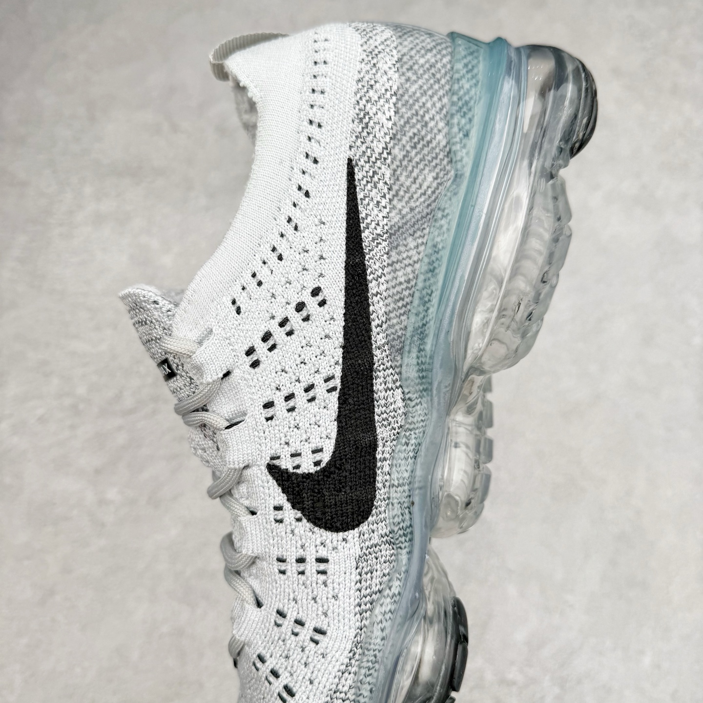 图片[7]-＃纯原福利 NK Air VaporMax 2023 Flyknit FK 2023款大气垫系列低帮针织休闲运动全掌气垫慢跑鞋 DV1678-002 原楦原纸版数据开发 采用全新双层纹路织法Flyknit织法编织鞋面材质 搭载原数据开发全掌Air Max球状透明缓震气垫 外置橡胶外底模块 NK Air VaporMax系列自2017年初问世以来 就凭借着独特的设计和超棒的脚感 成为了时尚潮人和跑步爱好者们的心头好 鞋底前侧加入Mini Swoosh 设计 与鞋身相呼应 鞋面采用 Flyknit 材质制成 可以提供出色包裹性的同时 也有着不错的透气效果 最后黄色气垫收尾 完善整双鞋设计 尺码：36 36.5 37.5 38 38.5 39 40 40.5 41 42 42.5 43 44 44.5 45-选品中心