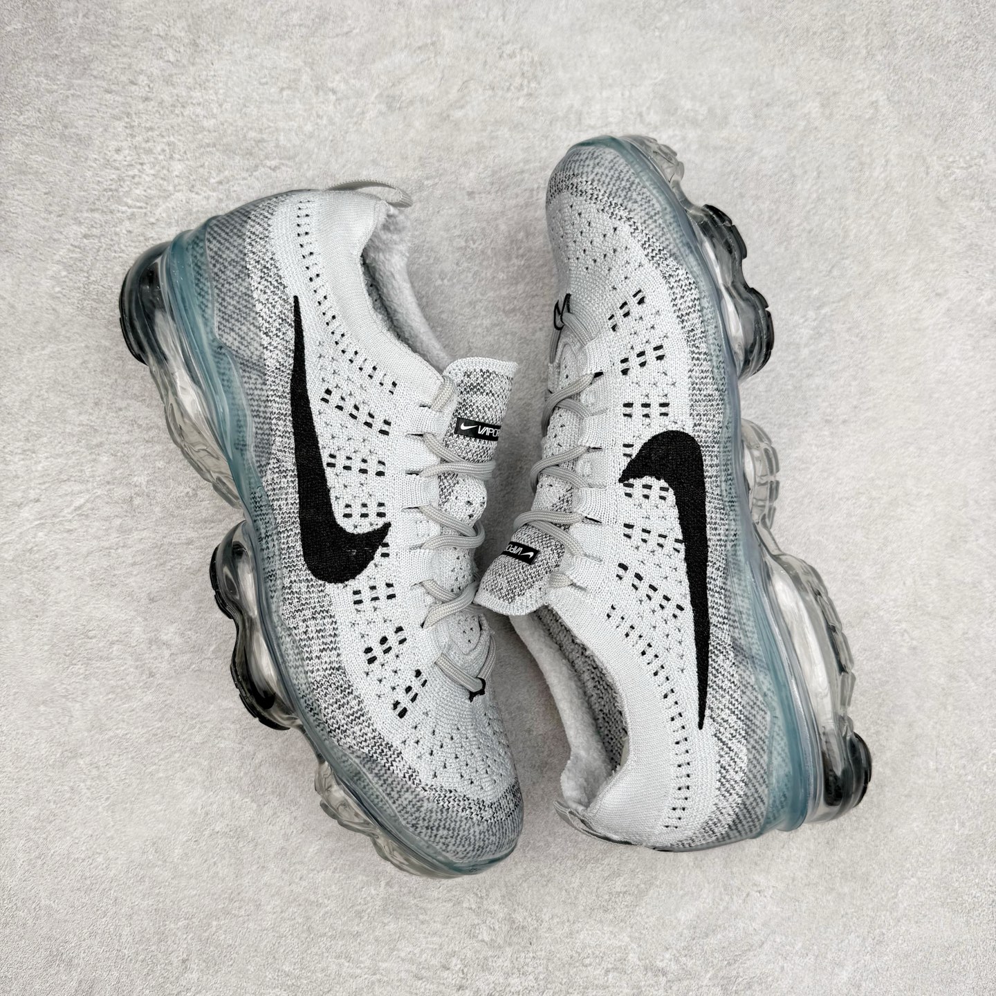 图片[3]-＃纯原福利 NK Air VaporMax 2023 Flyknit FK 2023款大气垫系列低帮针织休闲运动全掌气垫慢跑鞋 DV1678-002 原楦原纸版数据开发 采用全新双层纹路织法Flyknit织法编织鞋面材质 搭载原数据开发全掌Air Max球状透明缓震气垫 外置橡胶外底模块 NK Air VaporMax系列自2017年初问世以来 就凭借着独特的设计和超棒的脚感 成为了时尚潮人和跑步爱好者们的心头好 鞋底前侧加入Mini Swoosh 设计 与鞋身相呼应 鞋面采用 Flyknit 材质制成 可以提供出色包裹性的同时 也有着不错的透气效果 最后黄色气垫收尾 完善整双鞋设计 尺码：36 36.5 37.5 38 38.5 39 40 40.5 41 42 42.5 43 44 44.5 45-选品中心