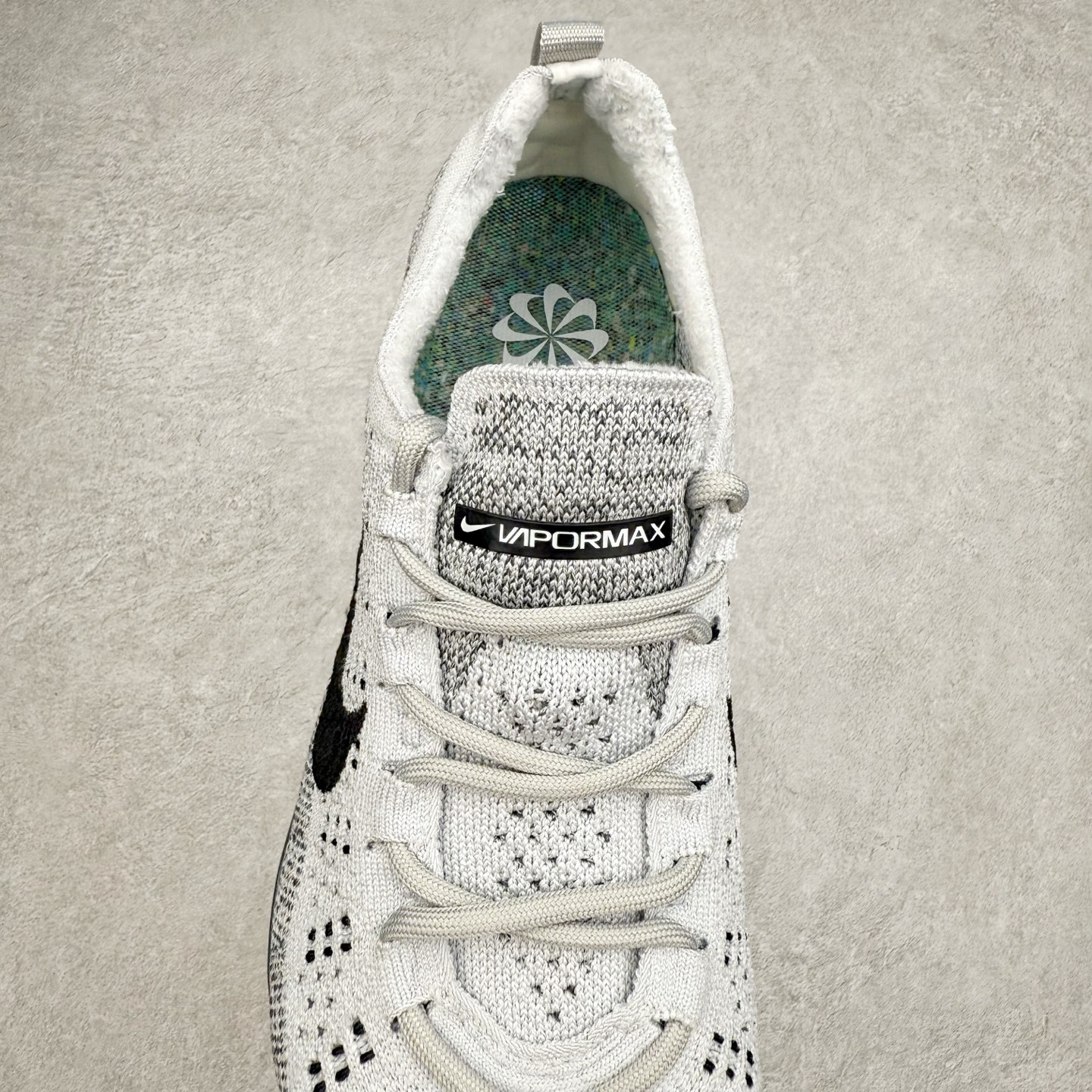 图片[5]-＃纯原福利 NK Air VaporMax 2023 Flyknit FK 2023款大气垫系列低帮针织休闲运动全掌气垫慢跑鞋 DV1678-002 原楦原纸版数据开发 采用全新双层纹路织法Flyknit织法编织鞋面材质 搭载原数据开发全掌Air Max球状透明缓震气垫 外置橡胶外底模块 NK Air VaporMax系列自2017年初问世以来 就凭借着独特的设计和超棒的脚感 成为了时尚潮人和跑步爱好者们的心头好 鞋底前侧加入Mini Swoosh 设计 与鞋身相呼应 鞋面采用 Flyknit 材质制成 可以提供出色包裹性的同时 也有着不错的透气效果 最后黄色气垫收尾 完善整双鞋设计 尺码：36 36.5 37.5 38 38.5 39 40 40.5 41 42 42.5 43 44 44.5 45-选品中心