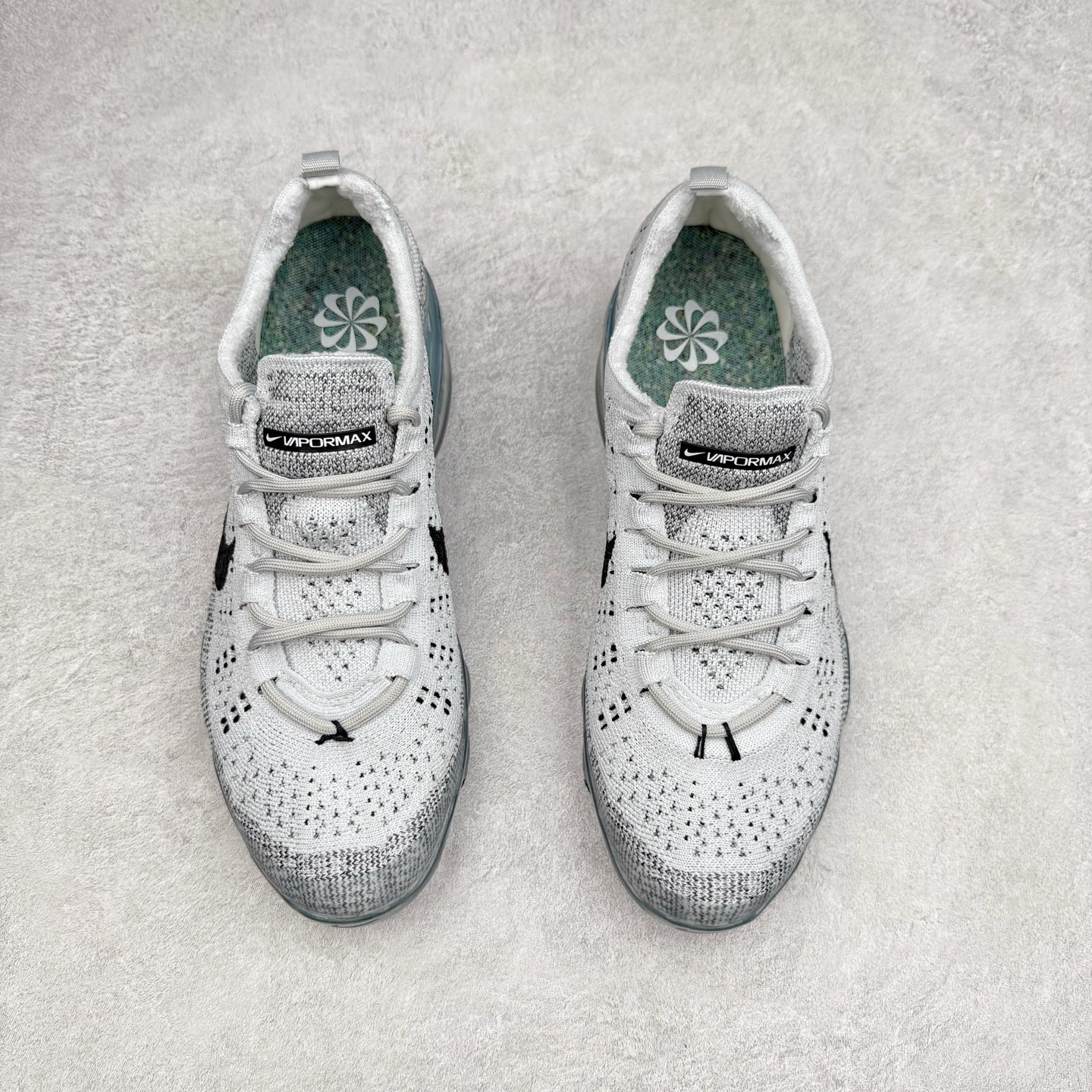 图片[2]-＃纯原福利 NK Air VaporMax 2023 Flyknit FK 2023款大气垫系列低帮针织休闲运动全掌气垫慢跑鞋 DV1678-002 原楦原纸版数据开发 采用全新双层纹路织法Flyknit织法编织鞋面材质 搭载原数据开发全掌Air Max球状透明缓震气垫 外置橡胶外底模块 NK Air VaporMax系列自2017年初问世以来 就凭借着独特的设计和超棒的脚感 成为了时尚潮人和跑步爱好者们的心头好 鞋底前侧加入Mini Swoosh 设计 与鞋身相呼应 鞋面采用 Flyknit 材质制成 可以提供出色包裹性的同时 也有着不错的透气效果 最后黄色气垫收尾 完善整双鞋设计 尺码：36 36.5 37.5 38 38.5 39 40 40.5 41 42 42.5 43 44 44.5 45-选品中心