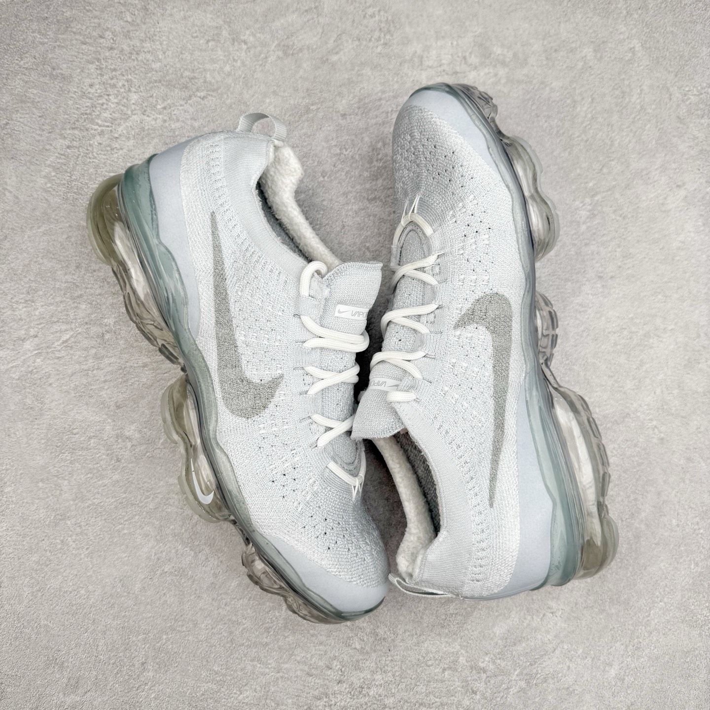 图片[3]-＃纯原福利 NK Air VaporMax 2023 Flyknit FK 2023款大气垫系列低帮针织休闲运动全掌气垫慢跑鞋 DV1678-004 原楦原纸版数据开发 采用全新双层纹路织法Flyknit织法编织鞋面材质 搭载原数据开发全掌Air Max球状透明缓震气垫 外置橡胶外底模块 NK Air VaporMax系列自2017年初问世以来 就凭借着独特的设计和超棒的脚感 成为了时尚潮人和跑步爱好者们的心头好 鞋底前侧加入Mini Swoosh 设计 与鞋身相呼应 鞋面采用 Flyknit 材质制成 可以提供出色包裹性的同时 也有着不错的透气效果 最后黄色气垫收尾 完善整双鞋设计 尺码：36 36.5 37.5 38 38.5 39 40 40.5 41 42 42.5 43 44 44.5 45-选品中心