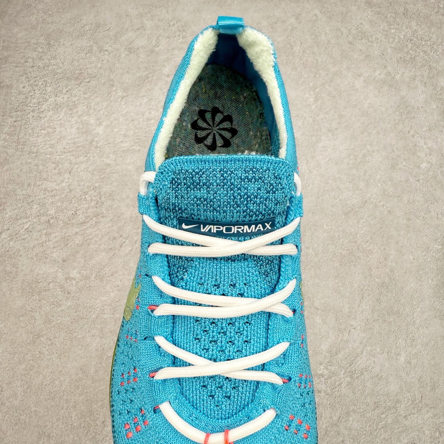 图片[5]-＃纯原福利 NK Air VaporMax 2023 Flyknit FK 2023款大气垫系列低帮针织休闲运动全掌气垫慢跑鞋 DV1678-100 原楦原纸版数据开发 采用全新双层纹路织法Flyknit织法编织鞋面材质 搭载原数据开发全掌Air Max球状透明缓震气垫 外置橡胶外底模块 NK Air VaporMax系列自2017年初问世以来 就凭借着独特的设计和超棒的脚感 成为了时尚潮人和跑步爱好者们的心头好 鞋底前侧加入Mini Swoosh 设计 与鞋身相呼应 鞋面采用 Flyknit 材质制成 可以提供出色包裹性的同时 也有着不错的透气效果 最后黄色气垫收尾 完善整双鞋设计 尺码：36 36.5 37.5 38 38.5 39 40 40.5 41 42 42.5 43 44 44.5 45-选品中心