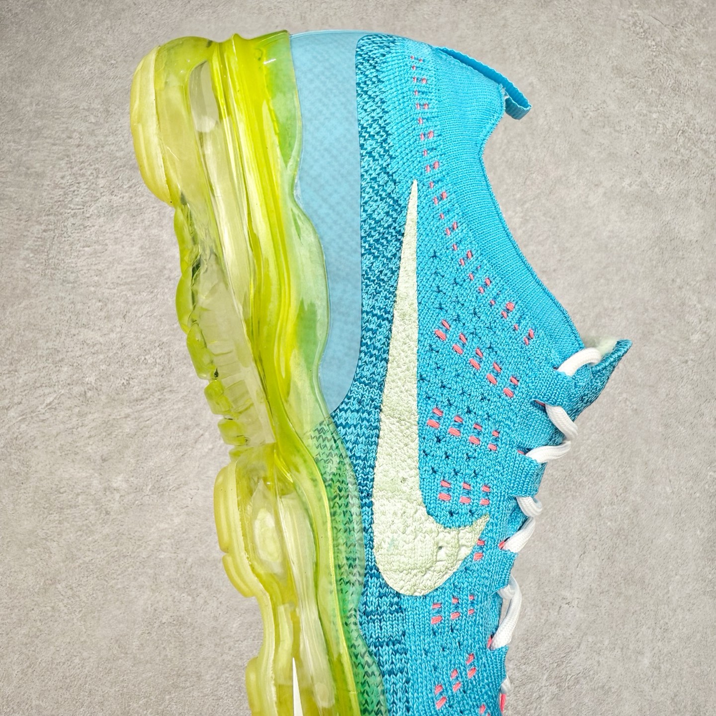 图片[6]-＃纯原福利 NK Air VaporMax 2023 Flyknit FK 2023款大气垫系列低帮针织休闲运动全掌气垫慢跑鞋 DV1678-100 原楦原纸版数据开发 采用全新双层纹路织法Flyknit织法编织鞋面材质 搭载原数据开发全掌Air Max球状透明缓震气垫 外置橡胶外底模块 NK Air VaporMax系列自2017年初问世以来 就凭借着独特的设计和超棒的脚感 成为了时尚潮人和跑步爱好者们的心头好 鞋底前侧加入Mini Swoosh 设计 与鞋身相呼应 鞋面采用 Flyknit 材质制成 可以提供出色包裹性的同时 也有着不错的透气效果 最后黄色气垫收尾 完善整双鞋设计 尺码：36 36.5 37.5 38 38.5 39 40 40.5 41 42 42.5 43 44 44.5 45-选品中心