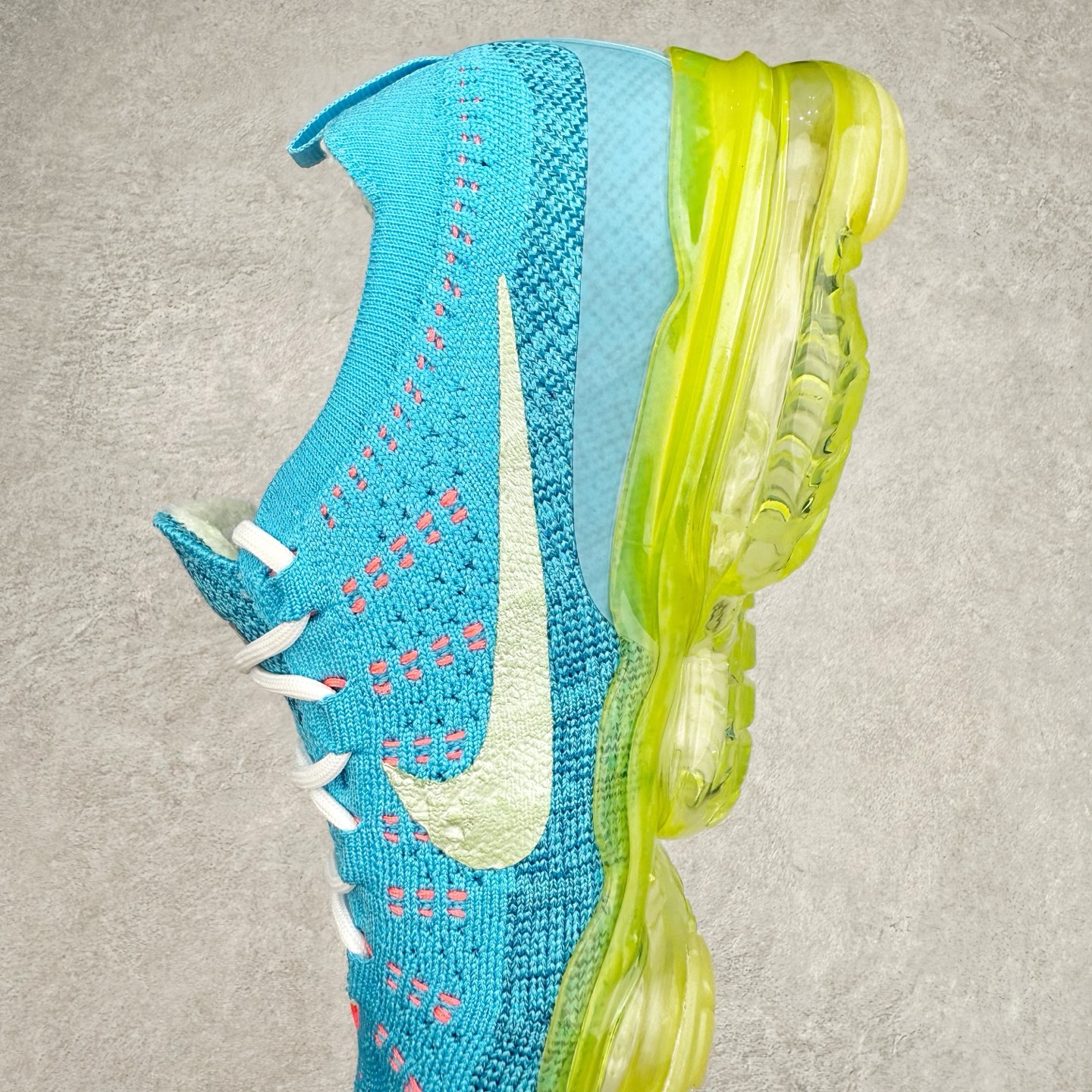 图片[7]-＃纯原福利 NK Air VaporMax 2023 Flyknit FK 2023款大气垫系列低帮针织休闲运动全掌气垫慢跑鞋 DV1678-100 原楦原纸版数据开发 采用全新双层纹路织法Flyknit织法编织鞋面材质 搭载原数据开发全掌Air Max球状透明缓震气垫 外置橡胶外底模块 NK Air VaporMax系列自2017年初问世以来 就凭借着独特的设计和超棒的脚感 成为了时尚潮人和跑步爱好者们的心头好 鞋底前侧加入Mini Swoosh 设计 与鞋身相呼应 鞋面采用 Flyknit 材质制成 可以提供出色包裹性的同时 也有着不错的透气效果 最后黄色气垫收尾 完善整双鞋设计 尺码：36 36.5 37.5 38 38.5 39 40 40.5 41 42 42.5 43 44 44.5 45-选品中心