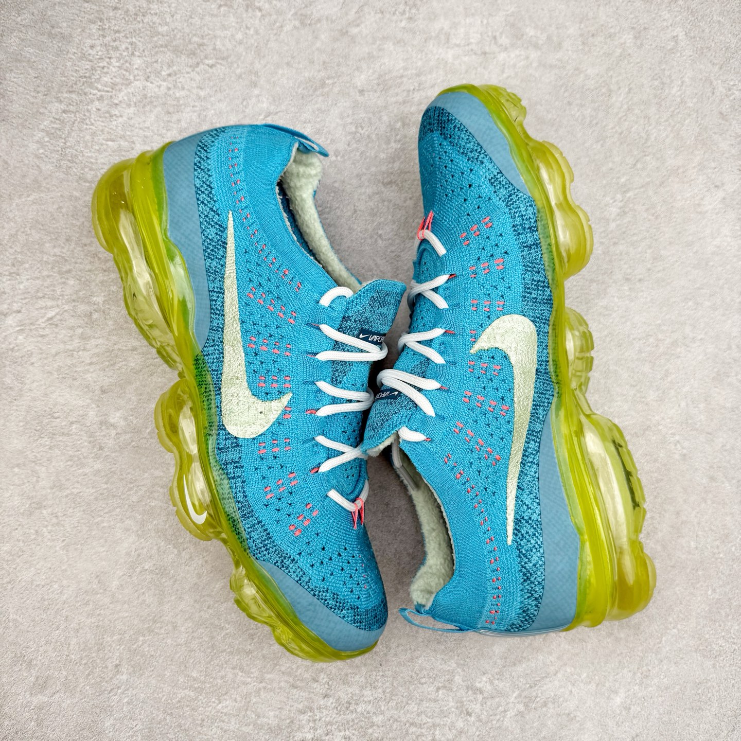 图片[3]-＃纯原福利 NK Air VaporMax 2023 Flyknit FK 2023款大气垫系列低帮针织休闲运动全掌气垫慢跑鞋 DV1678-100 原楦原纸版数据开发 采用全新双层纹路织法Flyknit织法编织鞋面材质 搭载原数据开发全掌Air Max球状透明缓震气垫 外置橡胶外底模块 NK Air VaporMax系列自2017年初问世以来 就凭借着独特的设计和超棒的脚感 成为了时尚潮人和跑步爱好者们的心头好 鞋底前侧加入Mini Swoosh 设计 与鞋身相呼应 鞋面采用 Flyknit 材质制成 可以提供出色包裹性的同时 也有着不错的透气效果 最后黄色气垫收尾 完善整双鞋设计 尺码：36 36.5 37.5 38 38.5 39 40 40.5 41 42 42.5 43 44 44.5 45-选品中心