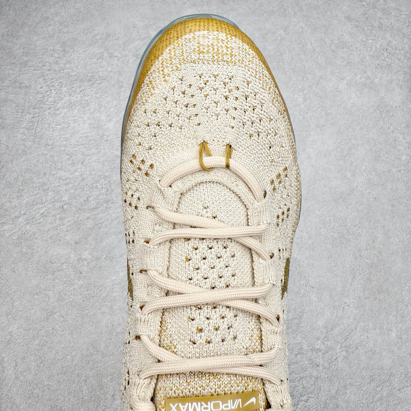 图片[4]-＃纯原福利 NK Air VaporMax 2023 Flyknit FK 2023款大气垫系列低帮针织休闲运动全掌气垫慢跑鞋 DV1678-400 原楦原纸版数据开发 采用全新双层纹路织法Flyknit织法编织鞋面材质 搭载原数据开发全掌Air Max球状透明缓震气垫 外置橡胶外底模块 NK Air VaporMax系列自2017年初问世以来 就凭借着独特的设计和超棒的脚感 成为了时尚潮人和跑步爱好者们的心头好 鞋底前侧加入Mini Swoosh 设计 与鞋身相呼应 鞋面采用 Flyknit 材质制成 可以提供出色包裹性的同时 也有着不错的透气效果 最后黄色气垫收尾 完善整双鞋设计 尺码：36 36.5 37.5 38 38.5 39 40 40.5 41 42 42.5 43 44 44.5 45-选品中心