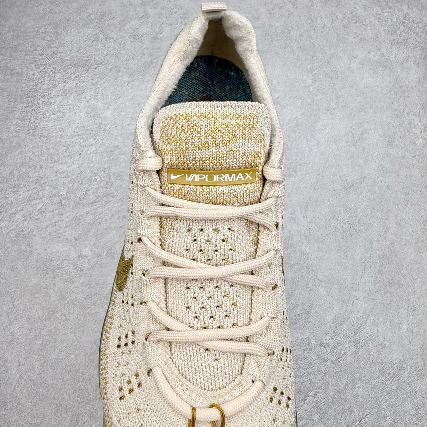 图片[5]-＃纯原福利 NK Air VaporMax 2023 Flyknit FK 2023款大气垫系列低帮针织休闲运动全掌气垫慢跑鞋 DV1678-400 原楦原纸版数据开发 采用全新双层纹路织法Flyknit织法编织鞋面材质 搭载原数据开发全掌Air Max球状透明缓震气垫 外置橡胶外底模块 NK Air VaporMax系列自2017年初问世以来 就凭借着独特的设计和超棒的脚感 成为了时尚潮人和跑步爱好者们的心头好 鞋底前侧加入Mini Swoosh 设计 与鞋身相呼应 鞋面采用 Flyknit 材质制成 可以提供出色包裹性的同时 也有着不错的透气效果 最后黄色气垫收尾 完善整双鞋设计 尺码：36 36.5 37.5 38 38.5 39 40 40.5 41 42 42.5 43 44 44.5 45-选品中心