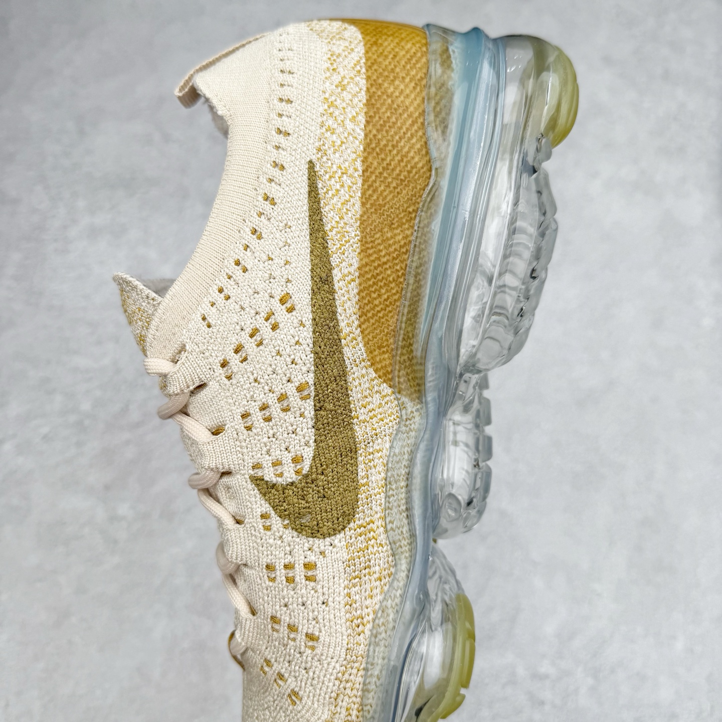 图片[7]-＃纯原福利 NK Air VaporMax 2023 Flyknit FK 2023款大气垫系列低帮针织休闲运动全掌气垫慢跑鞋 DV1678-400 原楦原纸版数据开发 采用全新双层纹路织法Flyknit织法编织鞋面材质 搭载原数据开发全掌Air Max球状透明缓震气垫 外置橡胶外底模块 NK Air VaporMax系列自2017年初问世以来 就凭借着独特的设计和超棒的脚感 成为了时尚潮人和跑步爱好者们的心头好 鞋底前侧加入Mini Swoosh 设计 与鞋身相呼应 鞋面采用 Flyknit 材质制成 可以提供出色包裹性的同时 也有着不错的透气效果 最后黄色气垫收尾 完善整双鞋设计 尺码：36 36.5 37.5 38 38.5 39 40 40.5 41 42 42.5 43 44 44.5 45-选品中心
