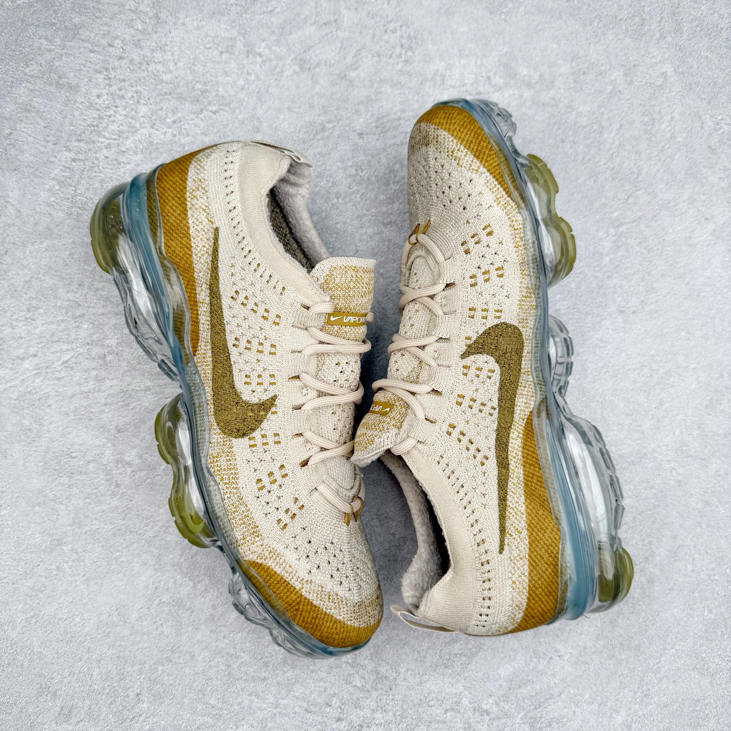 图片[3]-＃纯原福利 NK Air VaporMax 2023 Flyknit FK 2023款大气垫系列低帮针织休闲运动全掌气垫慢跑鞋 DV1678-400 原楦原纸版数据开发 采用全新双层纹路织法Flyknit织法编织鞋面材质 搭载原数据开发全掌Air Max球状透明缓震气垫 外置橡胶外底模块 NK Air VaporMax系列自2017年初问世以来 就凭借着独特的设计和超棒的脚感 成为了时尚潮人和跑步爱好者们的心头好 鞋底前侧加入Mini Swoosh 设计 与鞋身相呼应 鞋面采用 Flyknit 材质制成 可以提供出色包裹性的同时 也有着不错的透气效果 最后黄色气垫收尾 完善整双鞋设计 尺码：36 36.5 37.5 38 38.5 39 40 40.5 41 42 42.5 43 44 44.5 45-选品中心