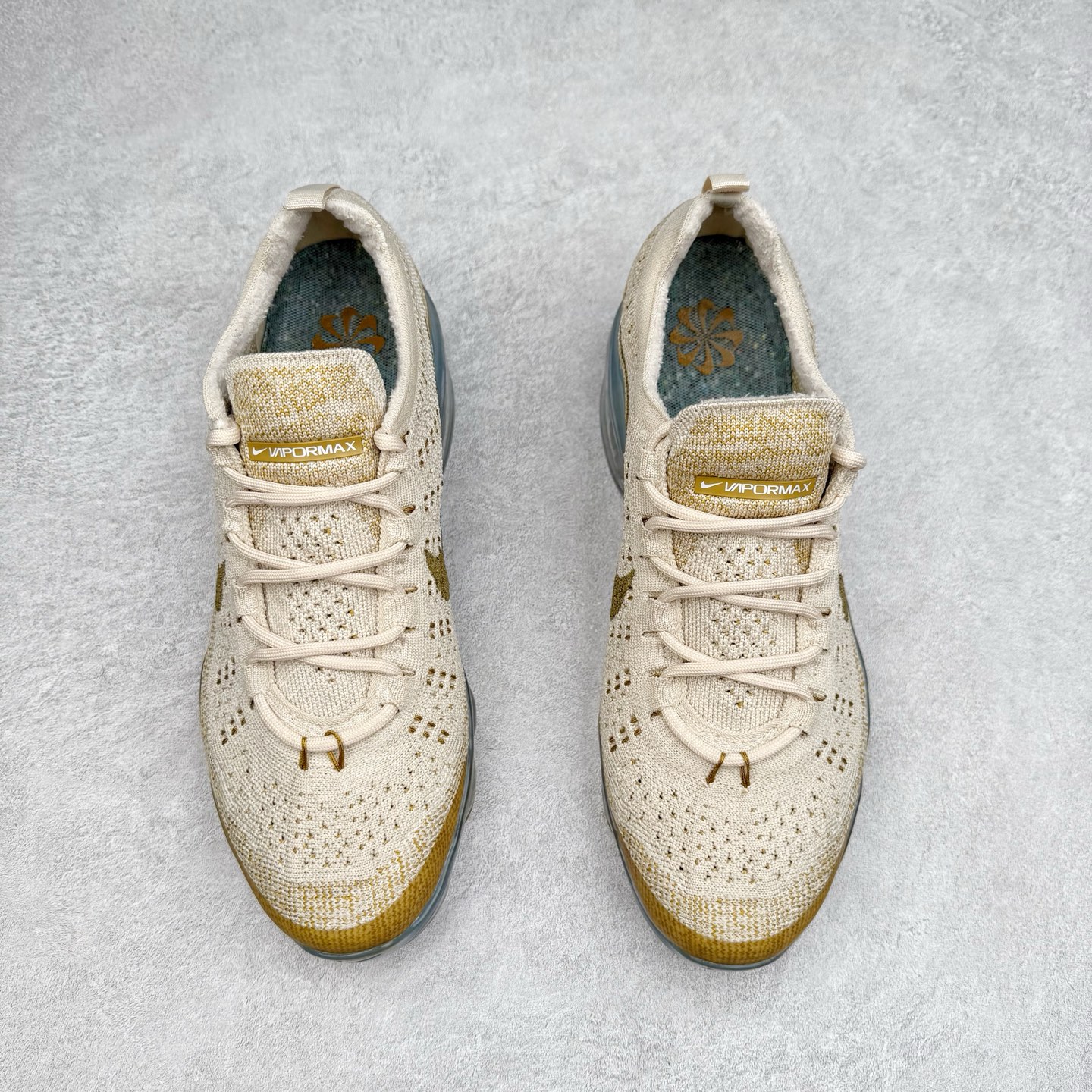 图片[2]-＃纯原福利 NK Air VaporMax 2023 Flyknit FK 2023款大气垫系列低帮针织休闲运动全掌气垫慢跑鞋 DV1678-400 原楦原纸版数据开发 采用全新双层纹路织法Flyknit织法编织鞋面材质 搭载原数据开发全掌Air Max球状透明缓震气垫 外置橡胶外底模块 NK Air VaporMax系列自2017年初问世以来 就凭借着独特的设计和超棒的脚感 成为了时尚潮人和跑步爱好者们的心头好 鞋底前侧加入Mini Swoosh 设计 与鞋身相呼应 鞋面采用 Flyknit 材质制成 可以提供出色包裹性的同时 也有着不错的透气效果 最后黄色气垫收尾 完善整双鞋设计 尺码：36 36.5 37.5 38 38.5 39 40 40.5 41 42 42.5 43 44 44.5 45-选品中心