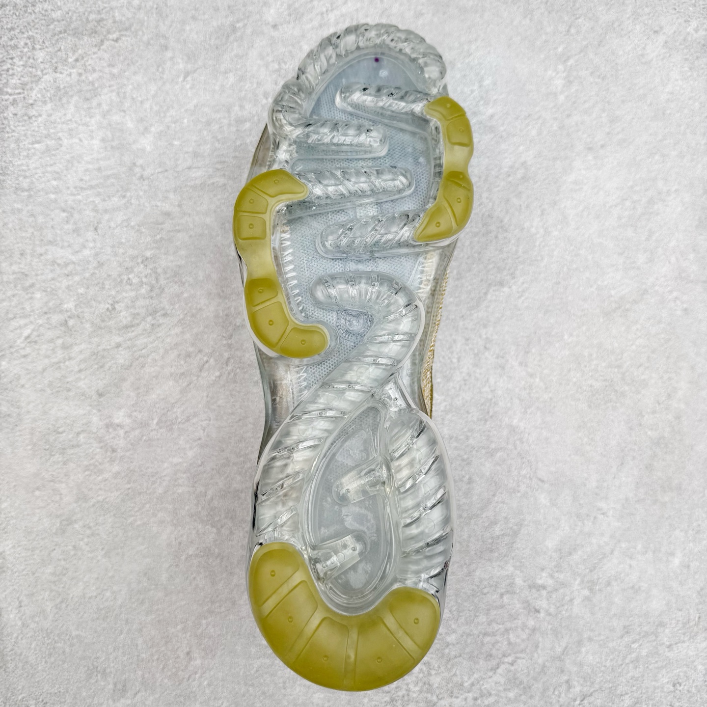 图片[9]-＃纯原福利 NK Air VaporMax 2023 Flyknit FK 2023款大气垫系列低帮针织休闲运动全掌气垫慢跑鞋 DV1678-400 原楦原纸版数据开发 采用全新双层纹路织法Flyknit织法编织鞋面材质 搭载原数据开发全掌Air Max球状透明缓震气垫 外置橡胶外底模块 NK Air VaporMax系列自2017年初问世以来 就凭借着独特的设计和超棒的脚感 成为了时尚潮人和跑步爱好者们的心头好 鞋底前侧加入Mini Swoosh 设计 与鞋身相呼应 鞋面采用 Flyknit 材质制成 可以提供出色包裹性的同时 也有着不错的透气效果 最后黄色气垫收尾 完善整双鞋设计 尺码：36 36.5 37.5 38 38.5 39 40 40.5 41 42 42.5 43 44 44.5 45-选品中心