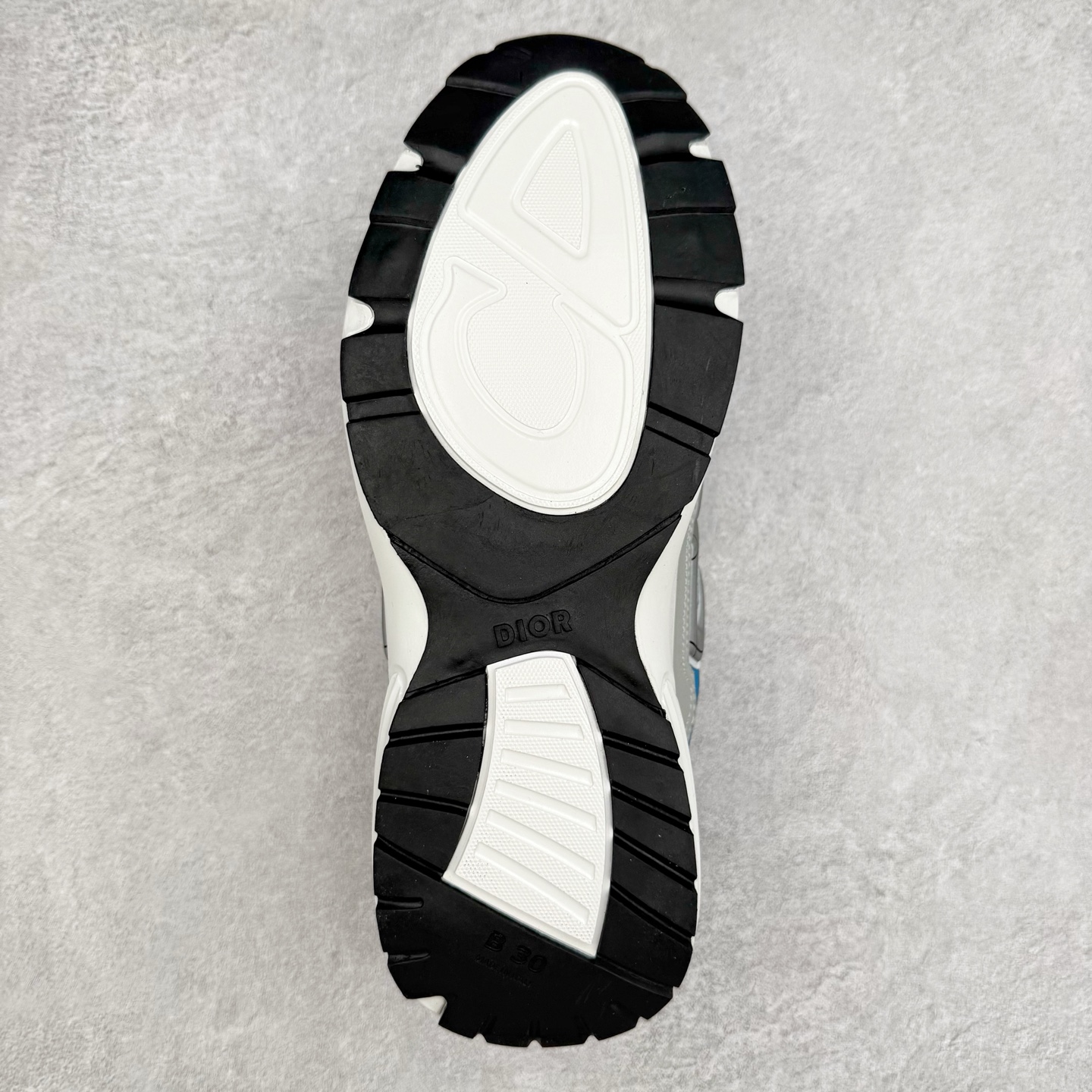 图片[9]-＃福利特价 Dior B30 迪奥网眼织物低帮运动休闲鞋 该款系列采用黑网色眼织物白和色科技料面精心制 作饰以反光“CD30”图形标志 外格轻盈的刻雕效果橡胶鞋搭底配标志性点的缀提升格调 内弹部力细节塑造想理的舒适穿着体验可与各休式闲造型配搭 彰显尚时现代的运风动范 尺码：36 37 35 39 40 41 42 43 44 45-选品中心