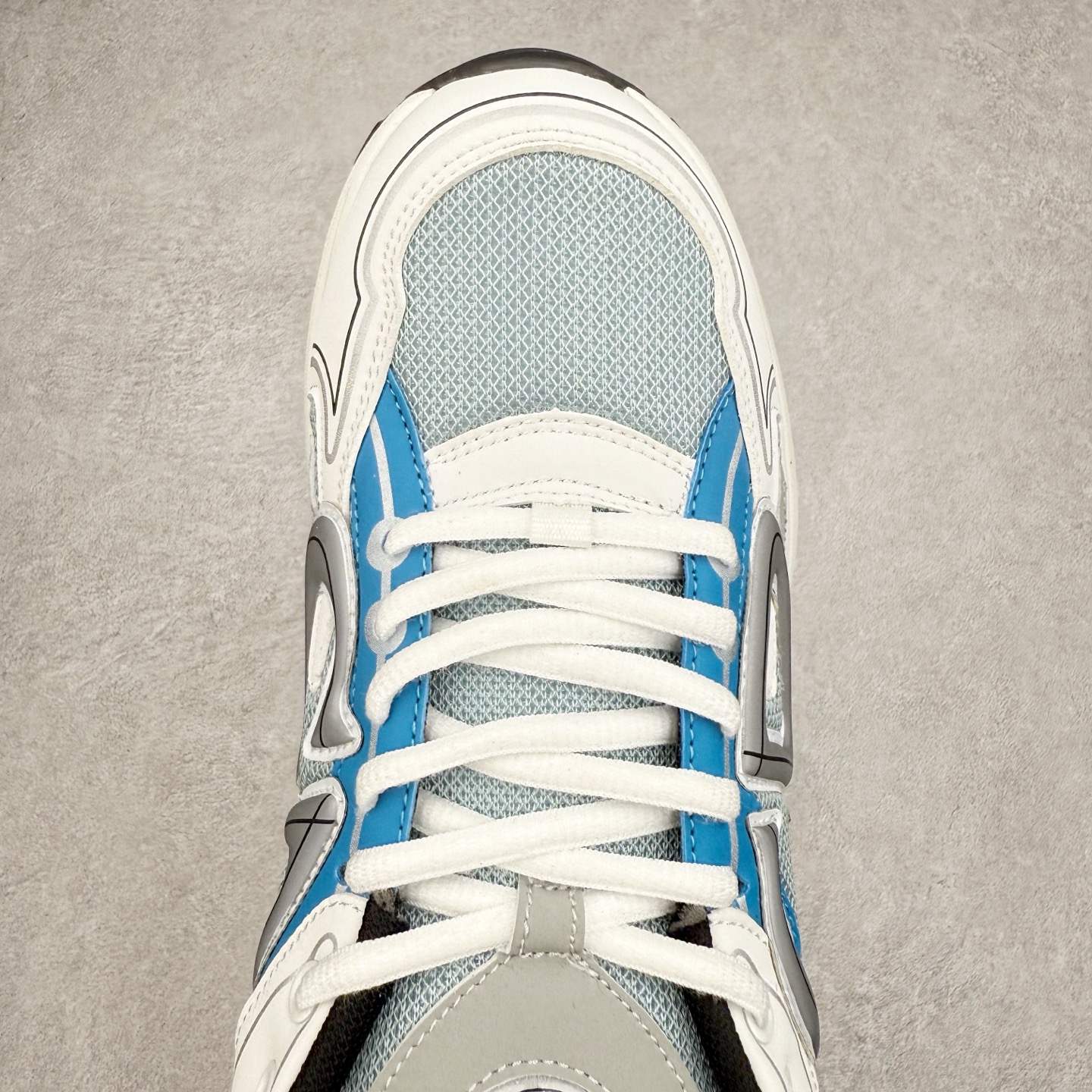 图片[4]-＃福利特价 Dior B30 迪奥网眼织物低帮运动休闲鞋 该款系列采用黑网色眼织物白和色科技料面精心制 作饰以反光“CD30”图形标志 外格轻盈的刻雕效果橡胶鞋搭底配标志性点的缀提升格调 内弹部力细节塑造想理的舒适穿着体验可与各休式闲造型配搭 彰显尚时现代的运风动范 尺码：36 37 35 39 40 41 42 43 44 45-选品中心