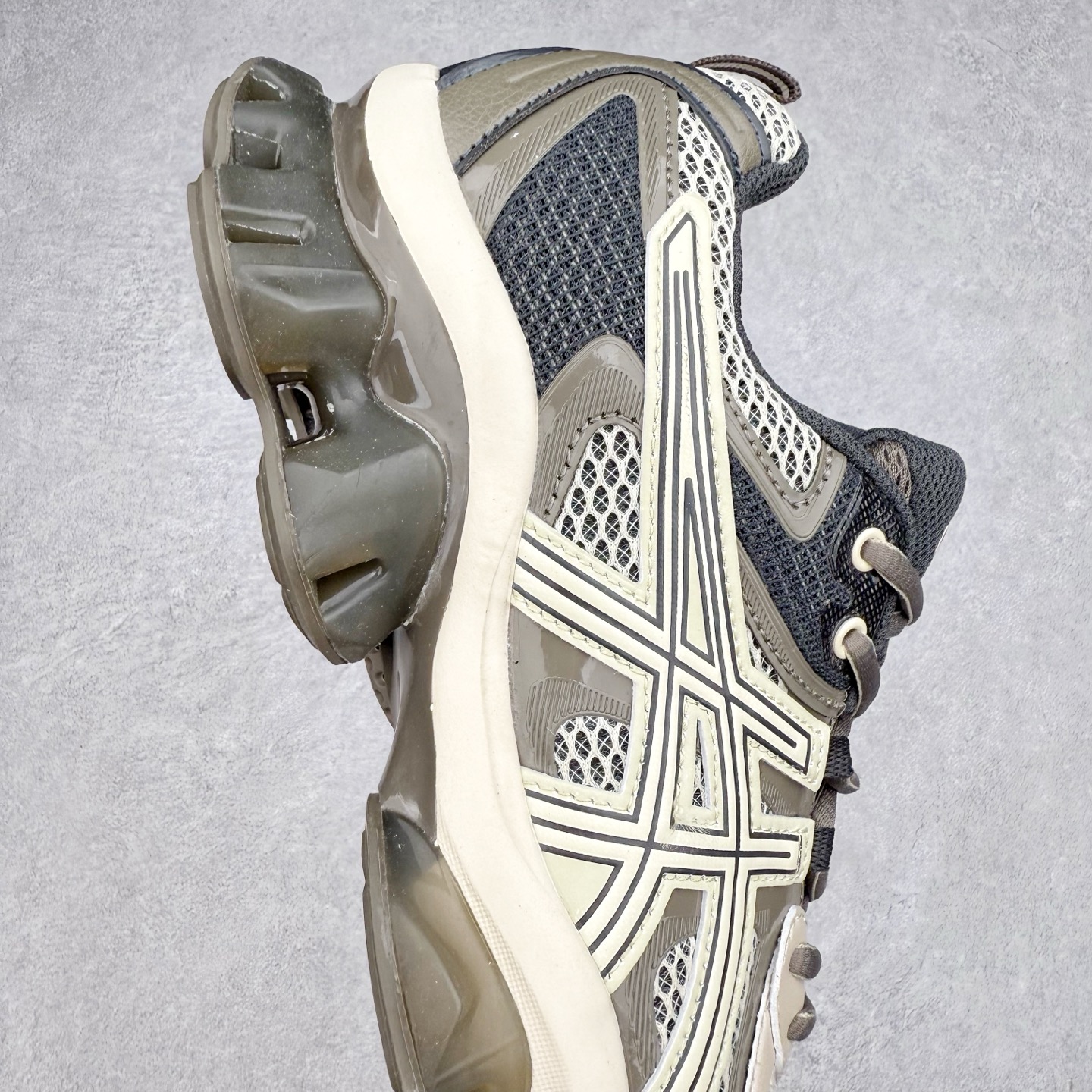 图片[6]-ASICS Gel-Quantum Kinetic 亚瑟士量子动能系列轻量全掌硅胶缓震休闲运动跑步鞋 ASICS以其独特匠心与科技魅力持续在运动鞋领域掀起新风尚今春二月GEL-Quantum Kinetic系列再度破茧而出携两款全新配色震撼回归倾力演绎运动潮流的无限可能 凝聚了卓越的科技创新与深厚的设计底蕴搭载先进的GEL缓震科技将每一次冲击力转化为平稳推进的动力为你提供前所未有的舒适体验与卓越的缓震保护性能 巧妙融合时尚元素与运动美学无论在街头还是赛道诠释不同情感与态度彰显独一无二的时尚运动风格尺码：36 37 37.5 38 39 39.5 40 40.5 41.5 42 42.5 43.5 44 44.5 45-选品中心