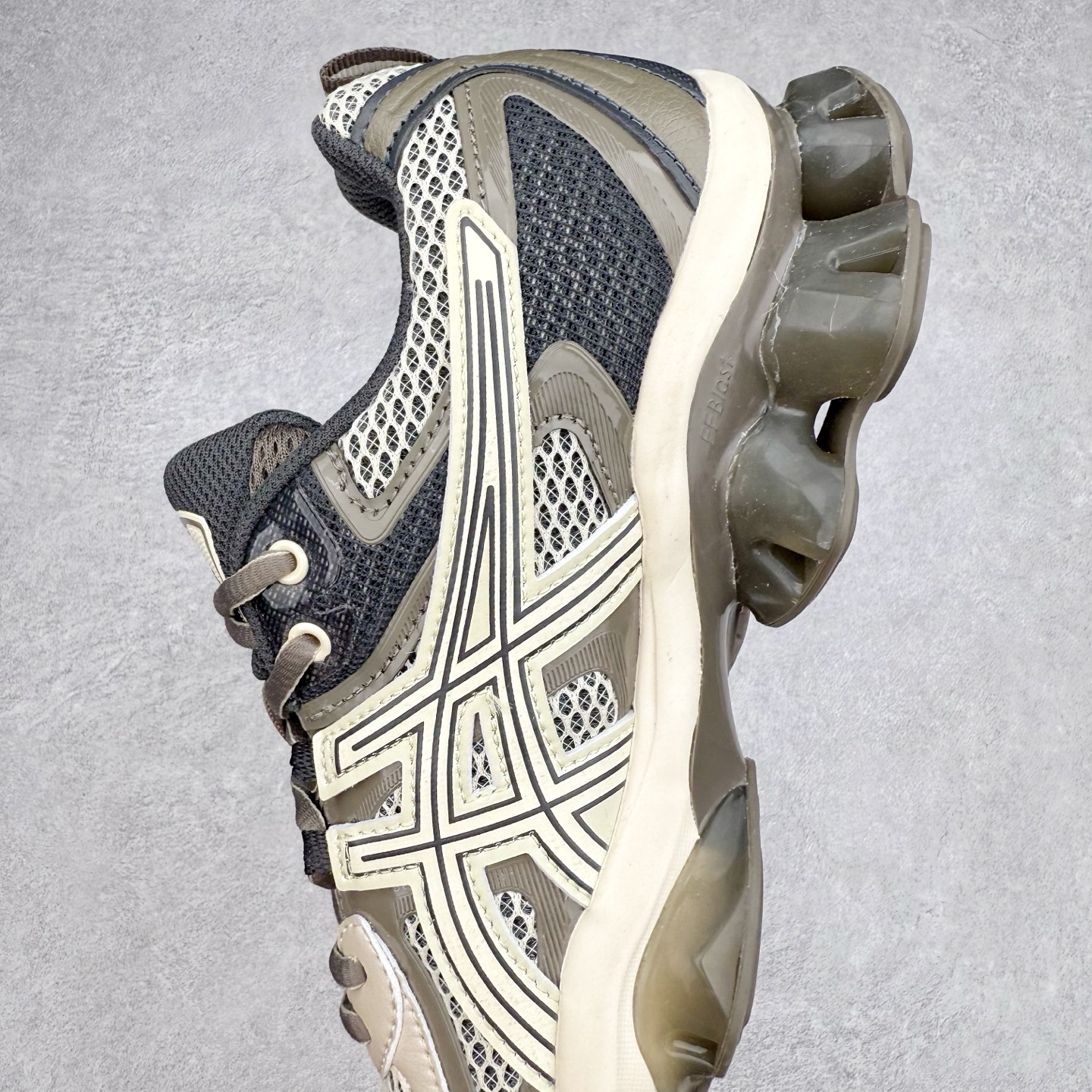 图片[7]-ASICS Gel-Quantum Kinetic 亚瑟士量子动能系列轻量全掌硅胶缓震休闲运动跑步鞋 ASICS以其独特匠心与科技魅力持续在运动鞋领域掀起新风尚今春二月GEL-Quantum Kinetic系列再度破茧而出携两款全新配色震撼回归倾力演绎运动潮流的无限可能 凝聚了卓越的科技创新与深厚的设计底蕴搭载先进的GEL缓震科技将每一次冲击力转化为平稳推进的动力为你提供前所未有的舒适体验与卓越的缓震保护性能 巧妙融合时尚元素与运动美学无论在街头还是赛道诠释不同情感与态度彰显独一无二的时尚运动风格尺码：36 37 37.5 38 39 39.5 40 40.5 41.5 42 42.5 43.5 44 44.5 45-选品中心