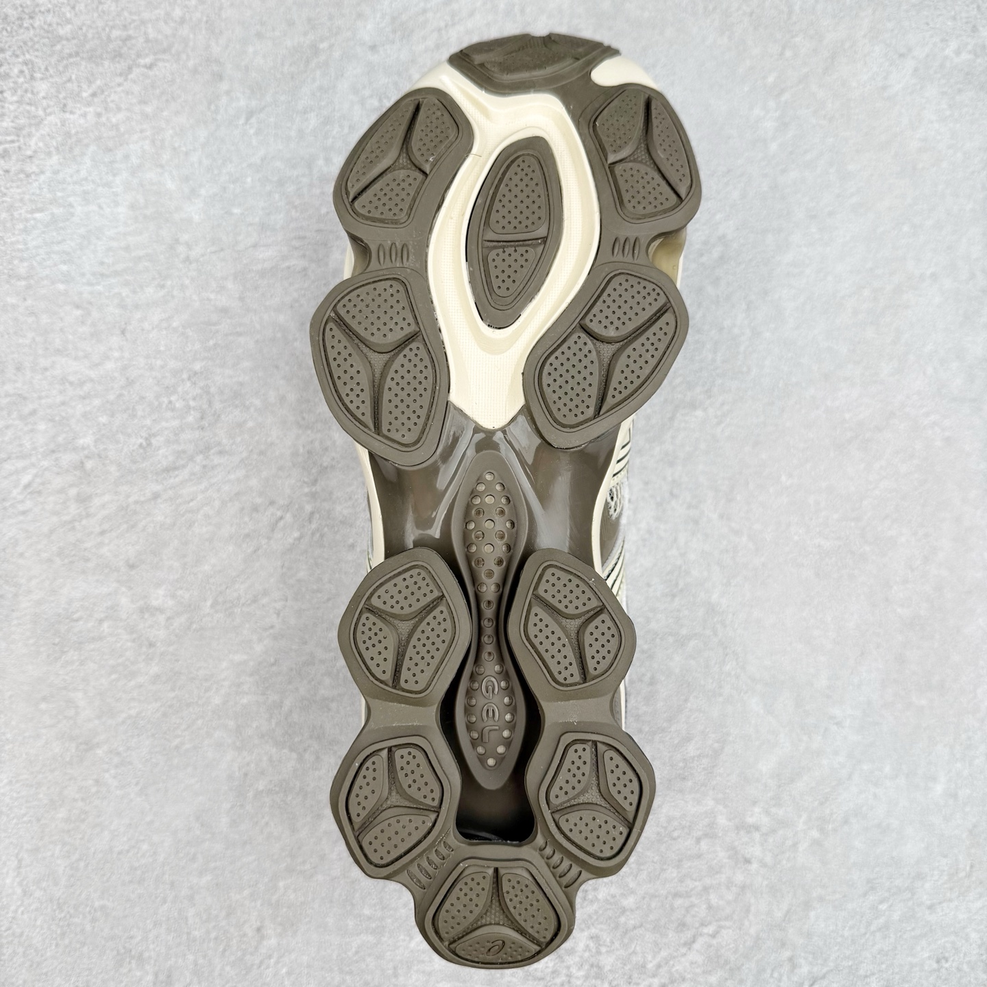 图片[9]-ASICS Gel-Quantum Kinetic 亚瑟士量子动能系列轻量全掌硅胶缓震休闲运动跑步鞋 ASICS以其独特匠心与科技魅力持续在运动鞋领域掀起新风尚今春二月GEL-Quantum Kinetic系列再度破茧而出携两款全新配色震撼回归倾力演绎运动潮流的无限可能 凝聚了卓越的科技创新与深厚的设计底蕴搭载先进的GEL缓震科技将每一次冲击力转化为平稳推进的动力为你提供前所未有的舒适体验与卓越的缓震保护性能 巧妙融合时尚元素与运动美学无论在街头还是赛道诠释不同情感与态度彰显独一无二的时尚运动风格尺码：36 37 37.5 38 39 39.5 40 40.5 41.5 42 42.5 43.5 44 44.5 45-选品中心